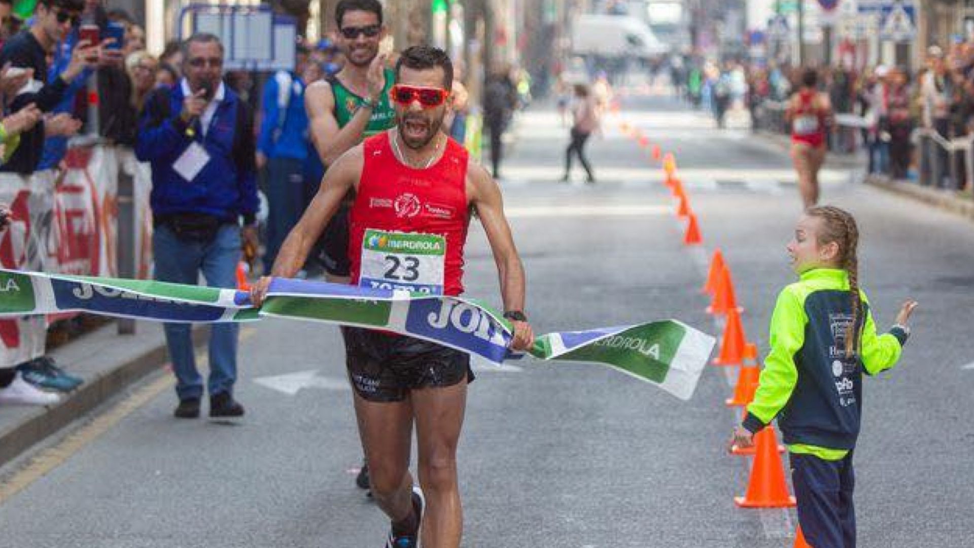 Iván Pajuelo proclamándose campeón de España de 50 kilómetros marcha en 2020. RFEA.