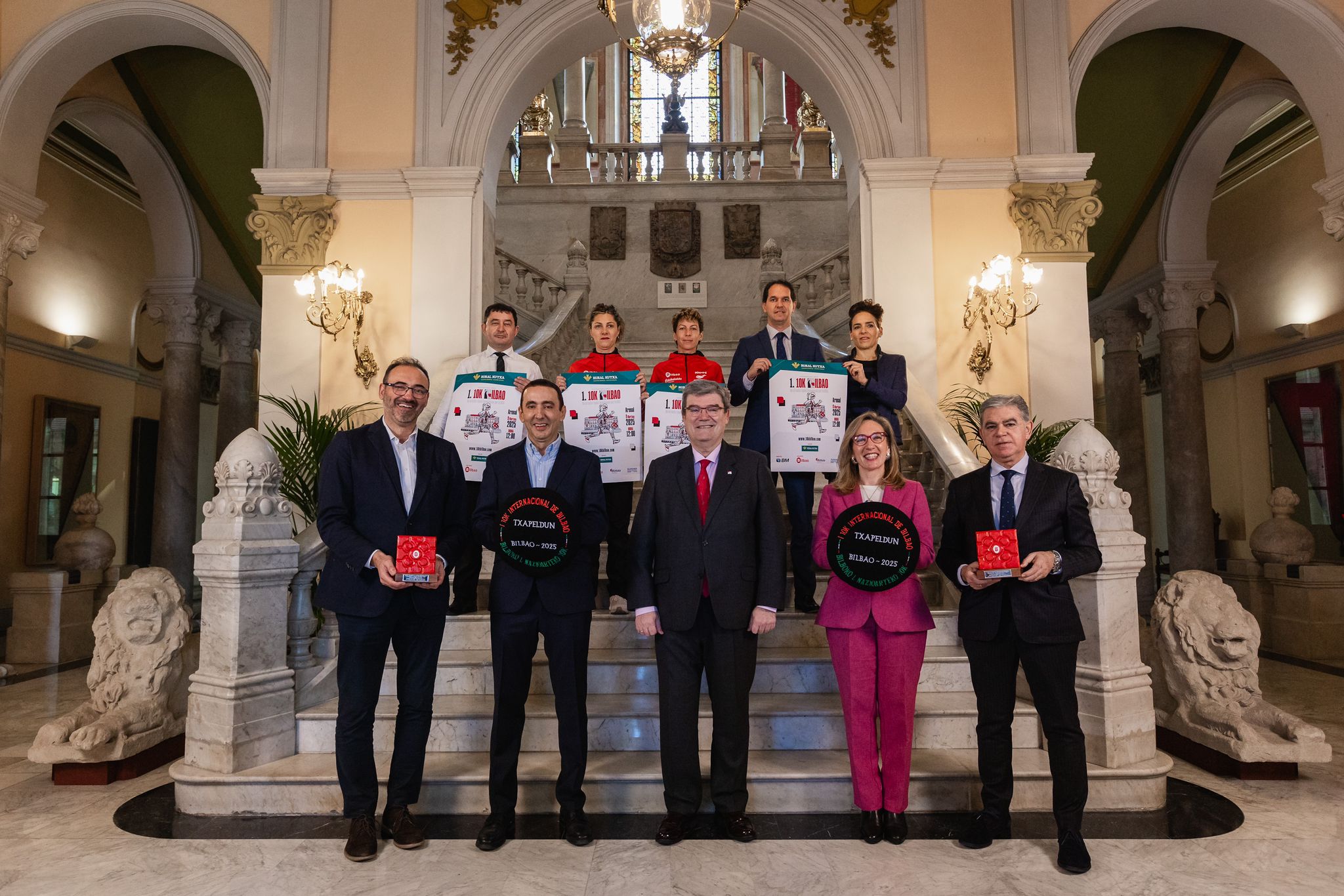La primera edición del 10K Bilbao se presentó en el ayuntamiento de la ciudad.