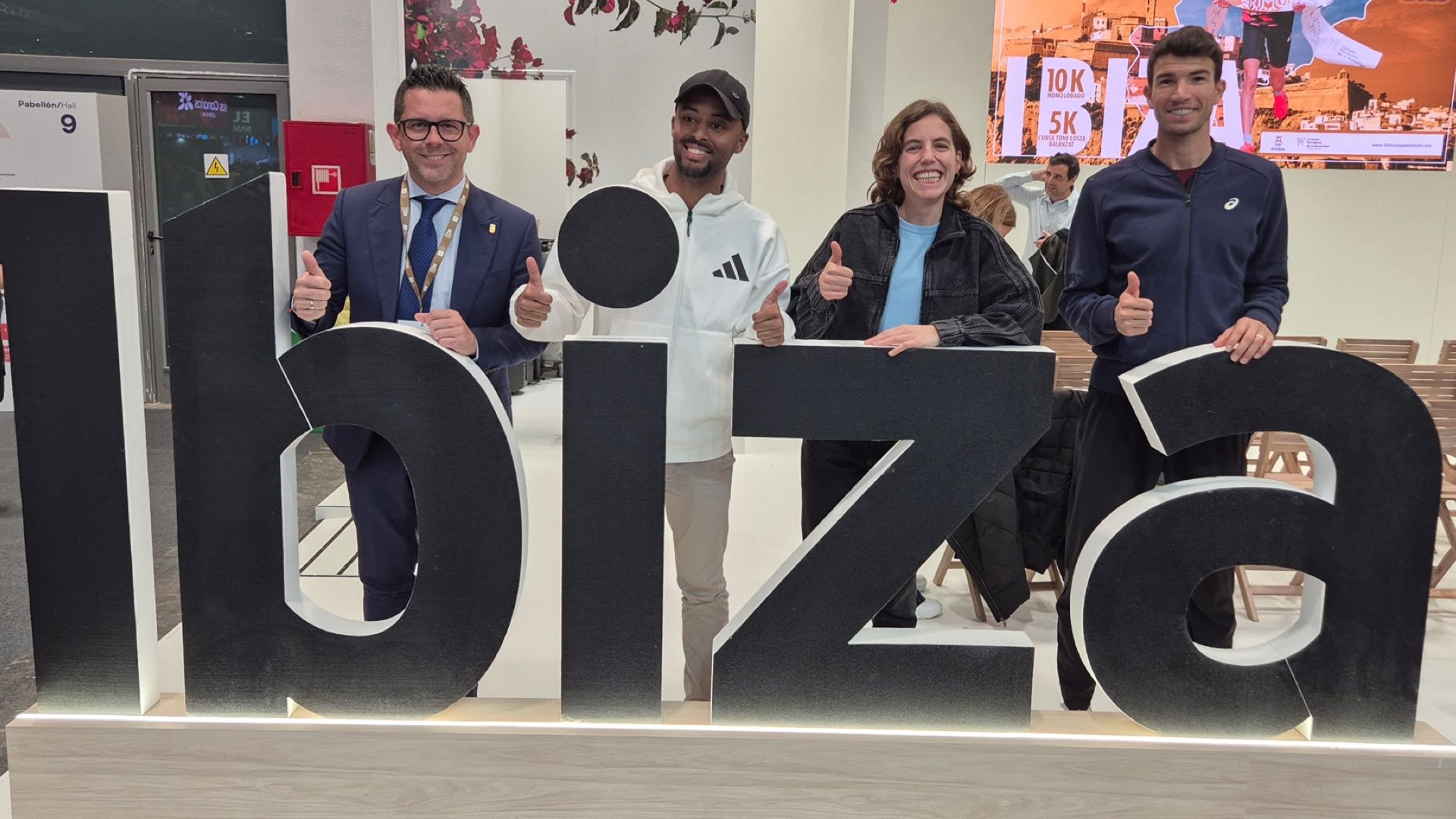 De izquierda a derecha, Rafael Triguero, alcalde de Ibiza, Tariku Novales, Marta Pérez y Adel Mechaal en la presentación en FITUR de la Cursa Patrimoni de Ibiza. LAST LAP.
