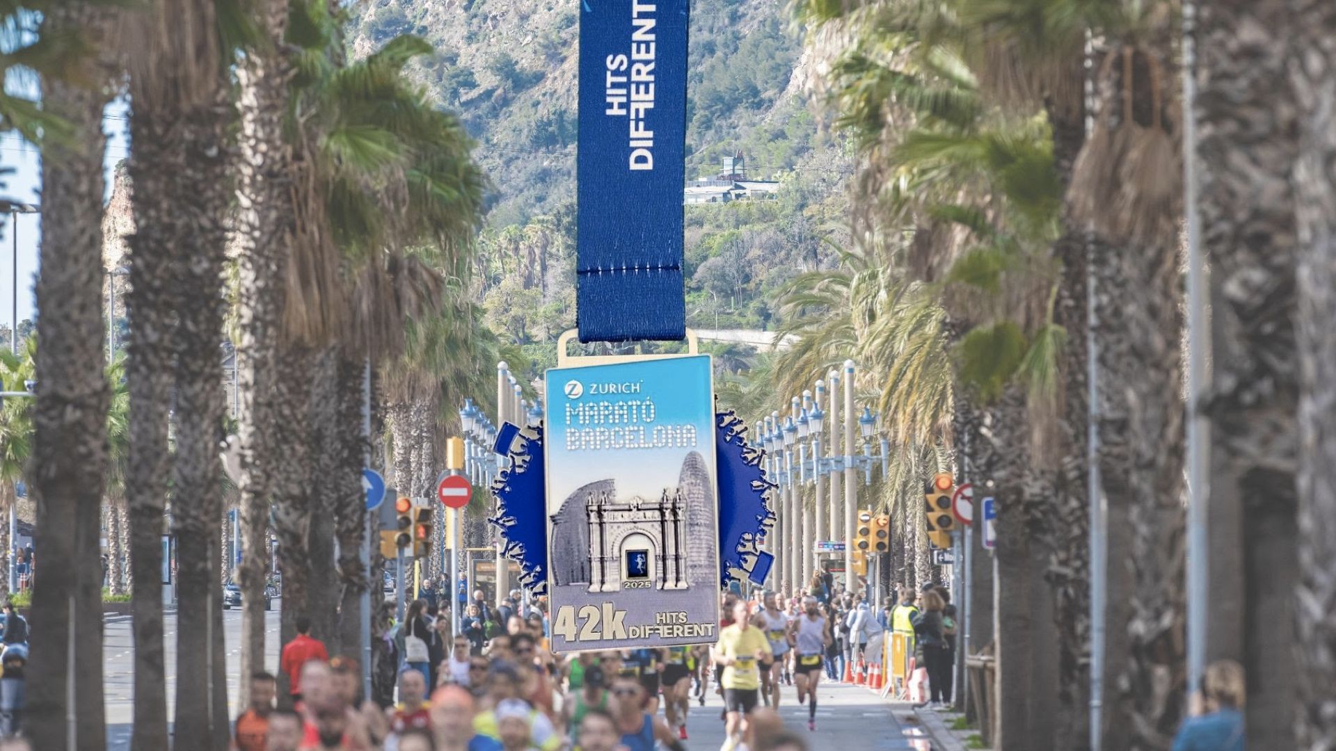 Así es la medalla del Maratón de Barcelona 2025.