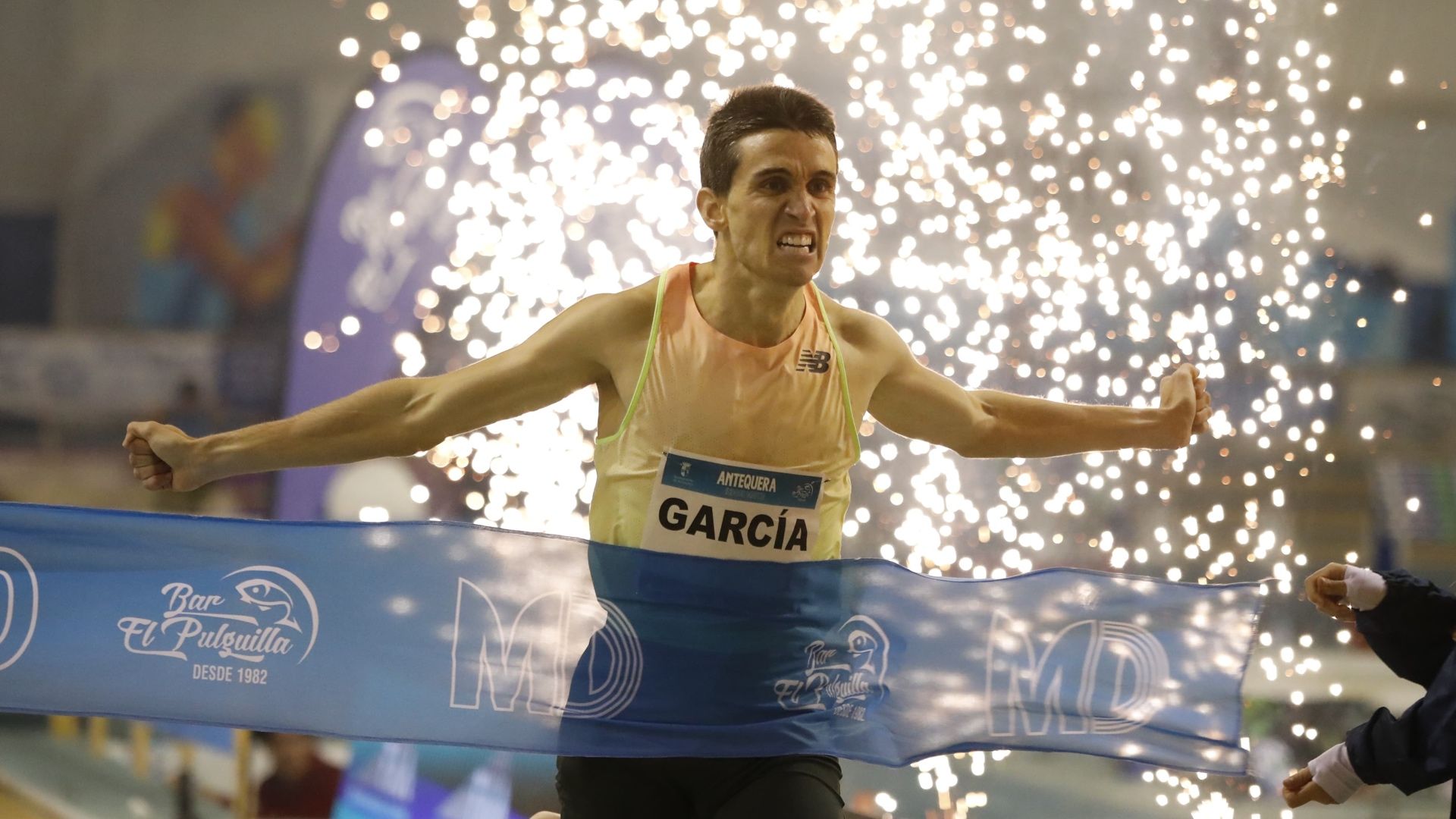 Mariano García batiendo el récord de España de 1000 metros en pista cubierta. SPORTMEDIA.