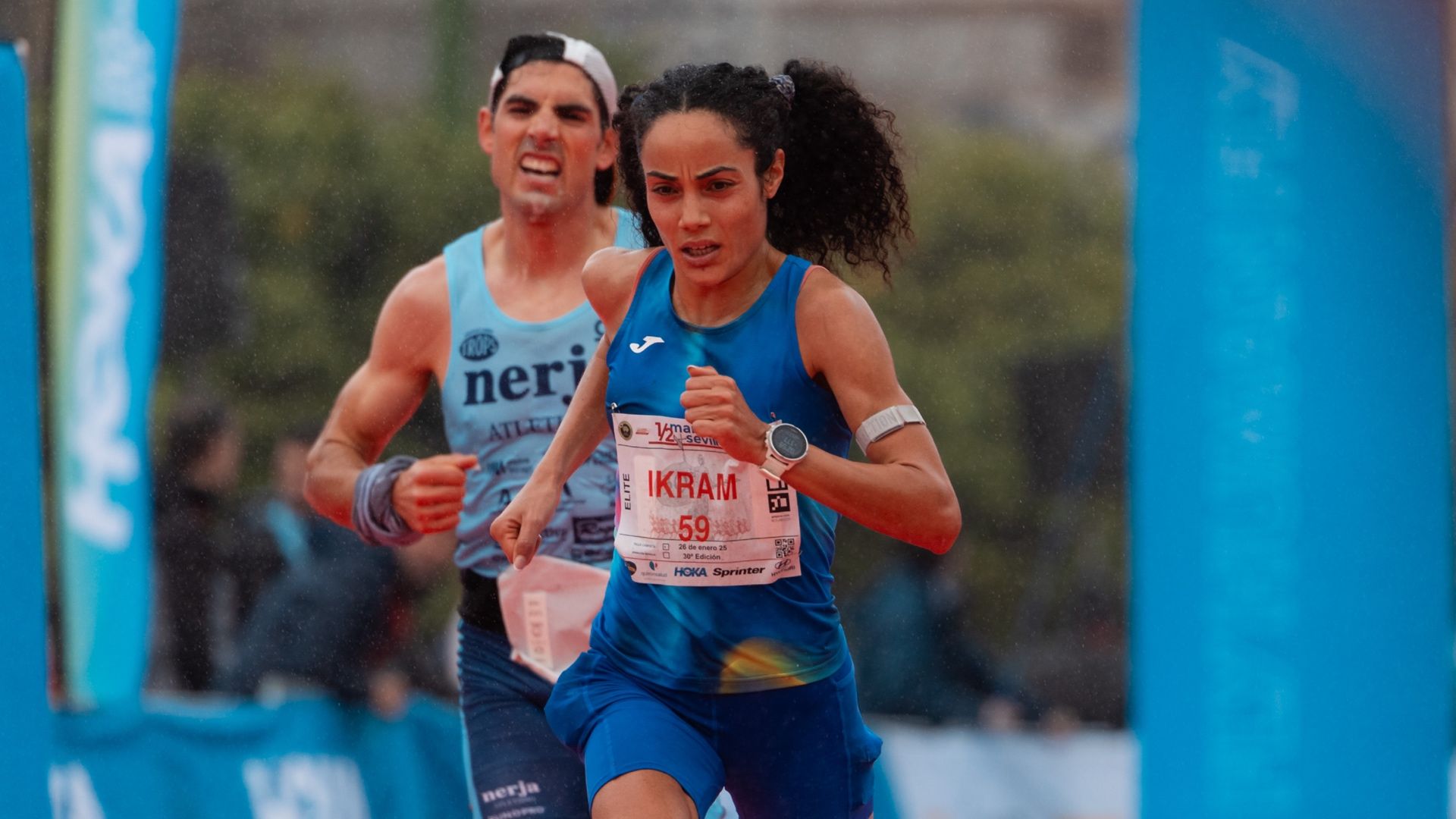 La corredora de trail española Ikram Rharsalla firmó un espectacular Medio Maratón de Sevilla 2025. SPORTMEDIA.