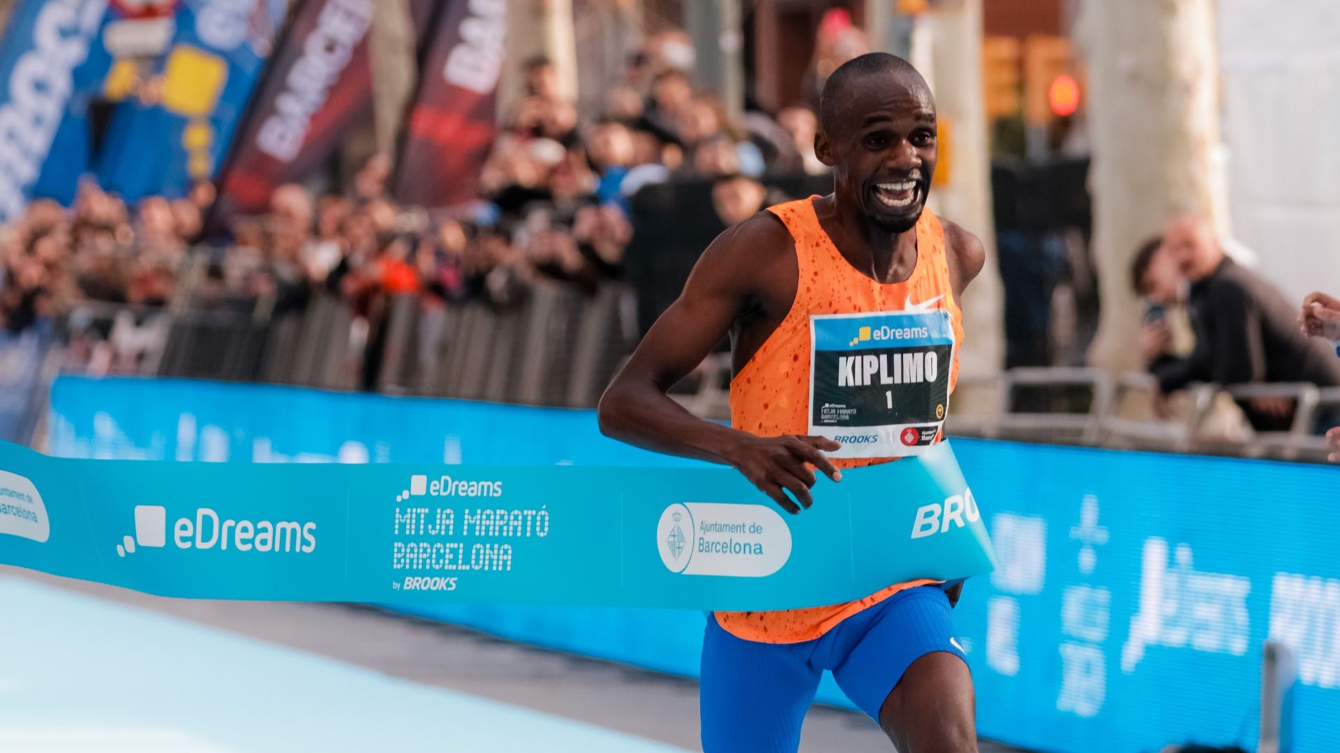 Jacob Kiplimo batiendo el récord del mundo de medio maratón en Barcelona. SPORTMEDIA.