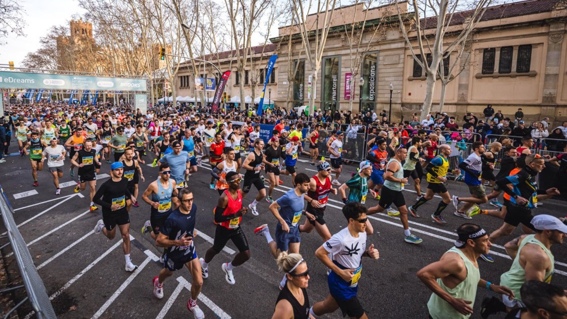 Una imagen de la salida de la Mitja Marató de Barcelona by Brooks de 2025.