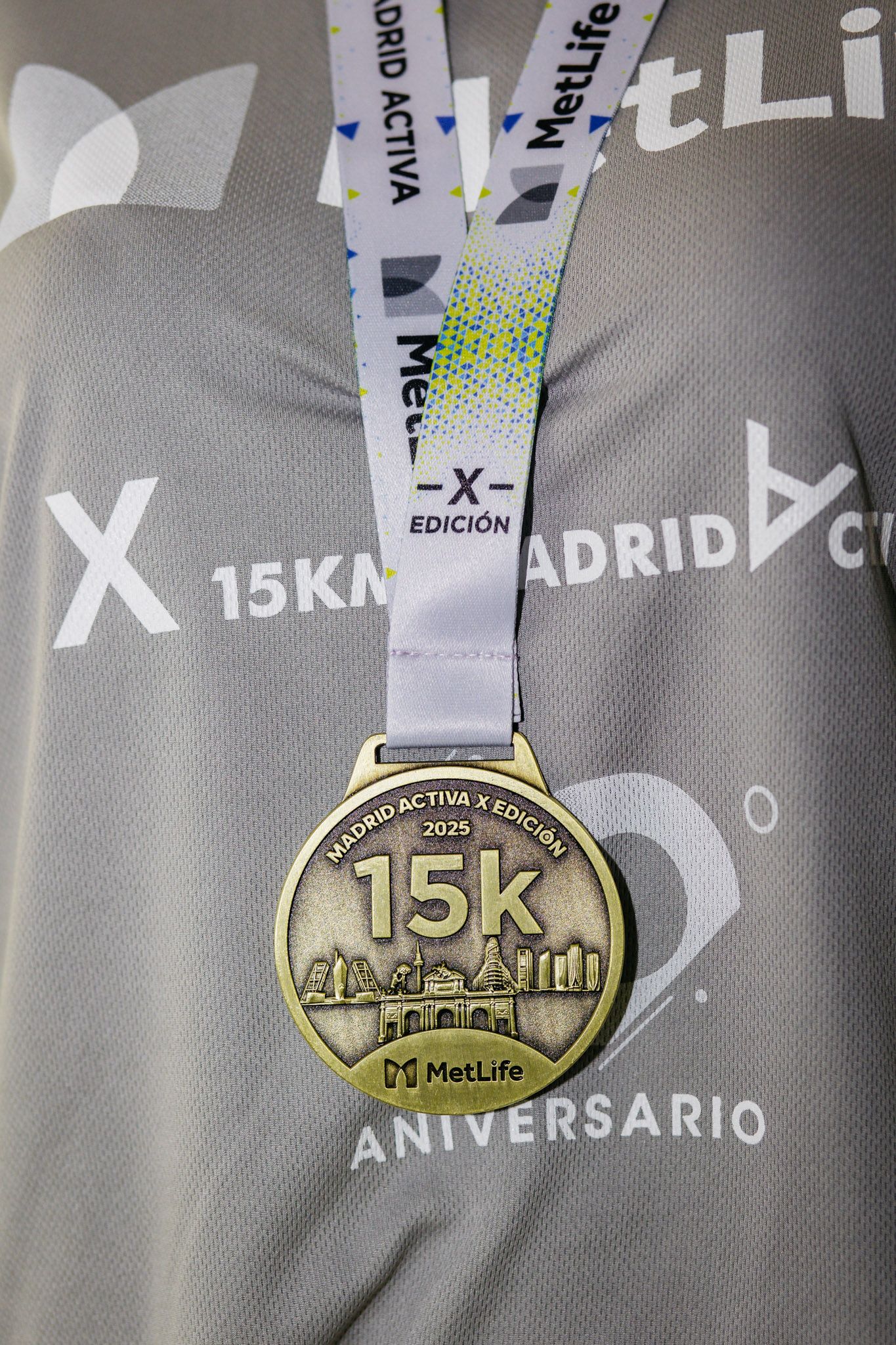 La camiseta y la medalla de la décima edición de 15 Km MetLife Madrid Activa