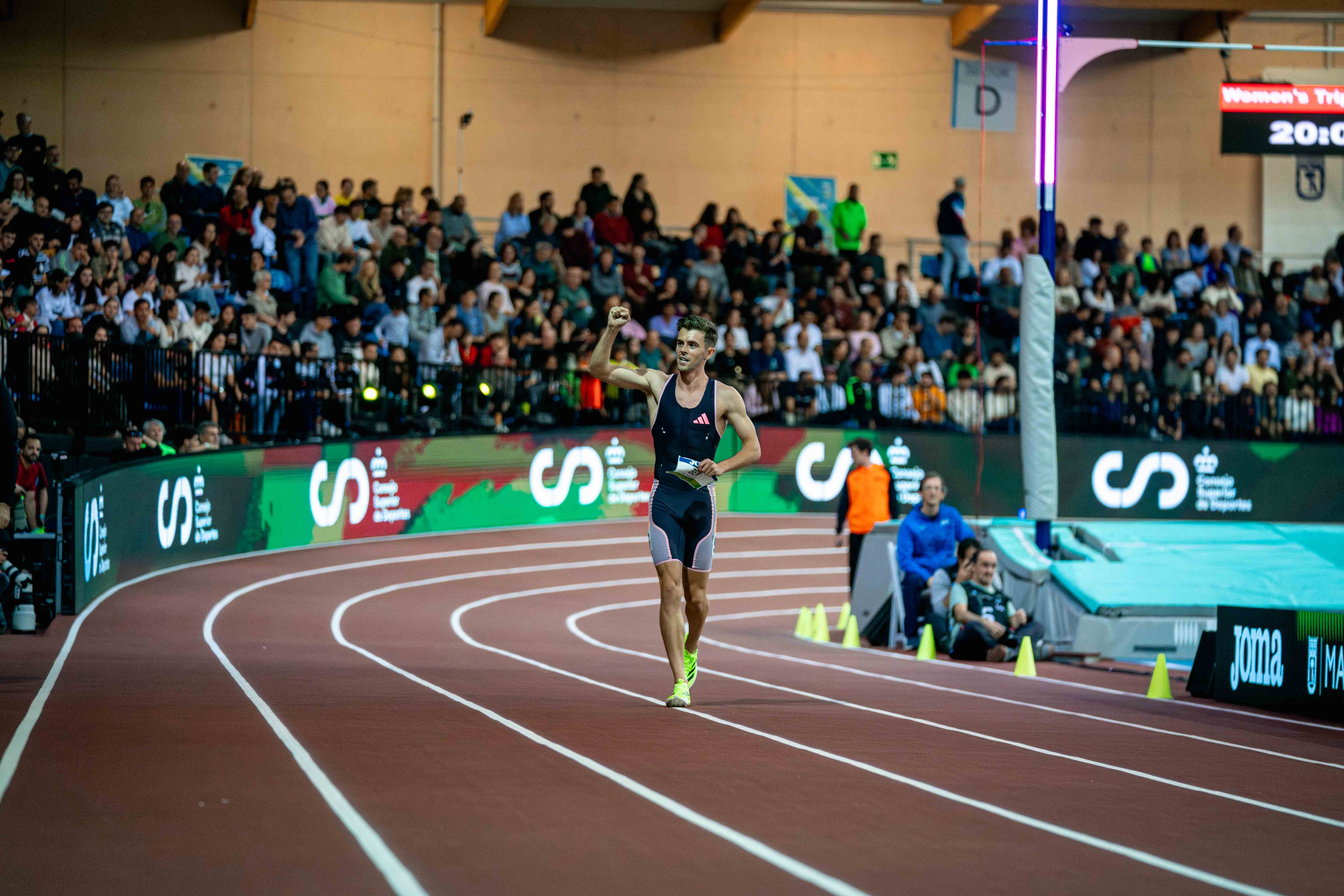 Adrián Ben celebrando su triunfo en los 800 metros del World Indoor Tour de Madrid 2025. @samshutter 