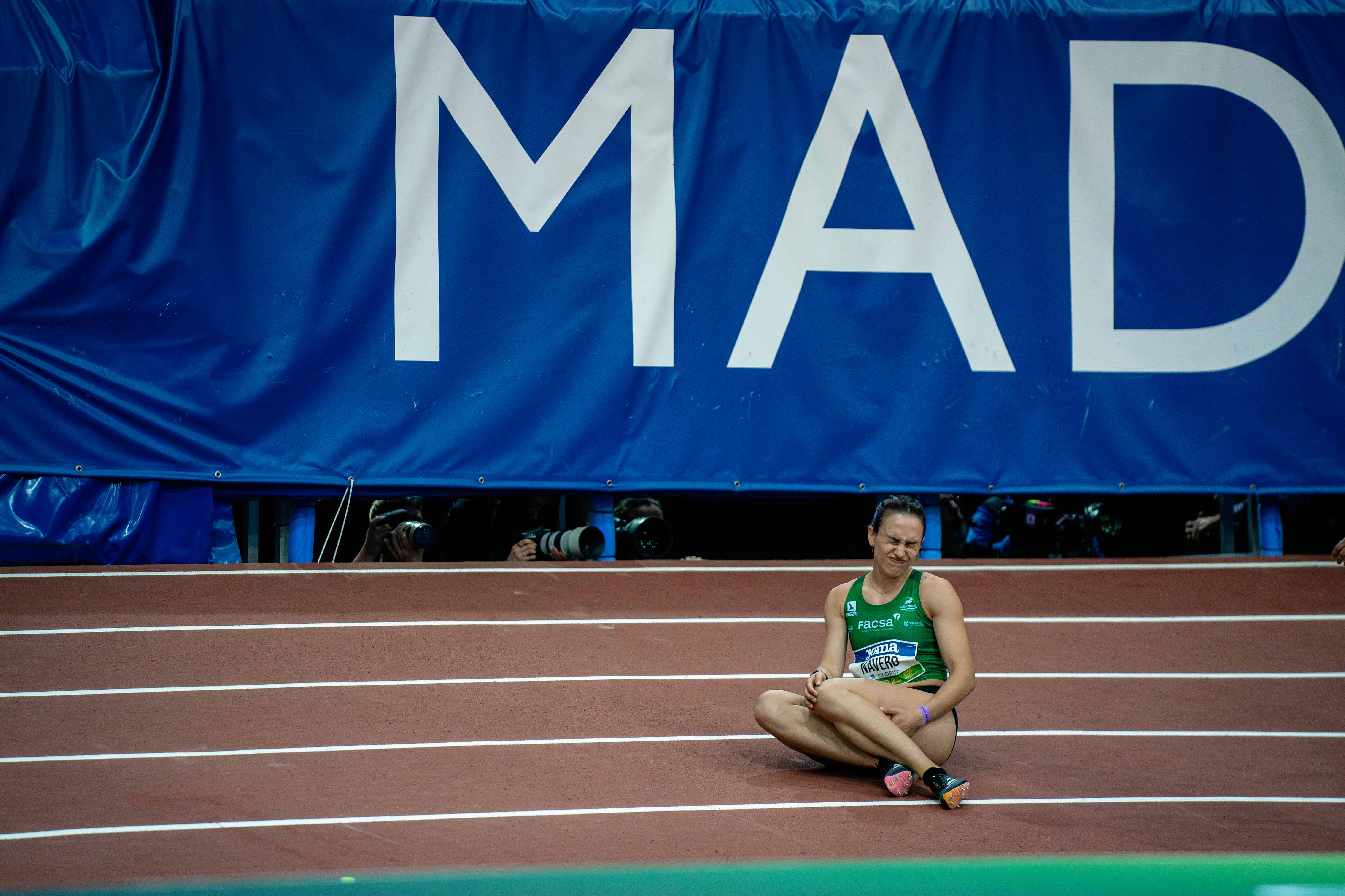 La velocista Esther Navero se duele de una lesión en el World Indoor Tour de Madrid 2025. @samshutter 