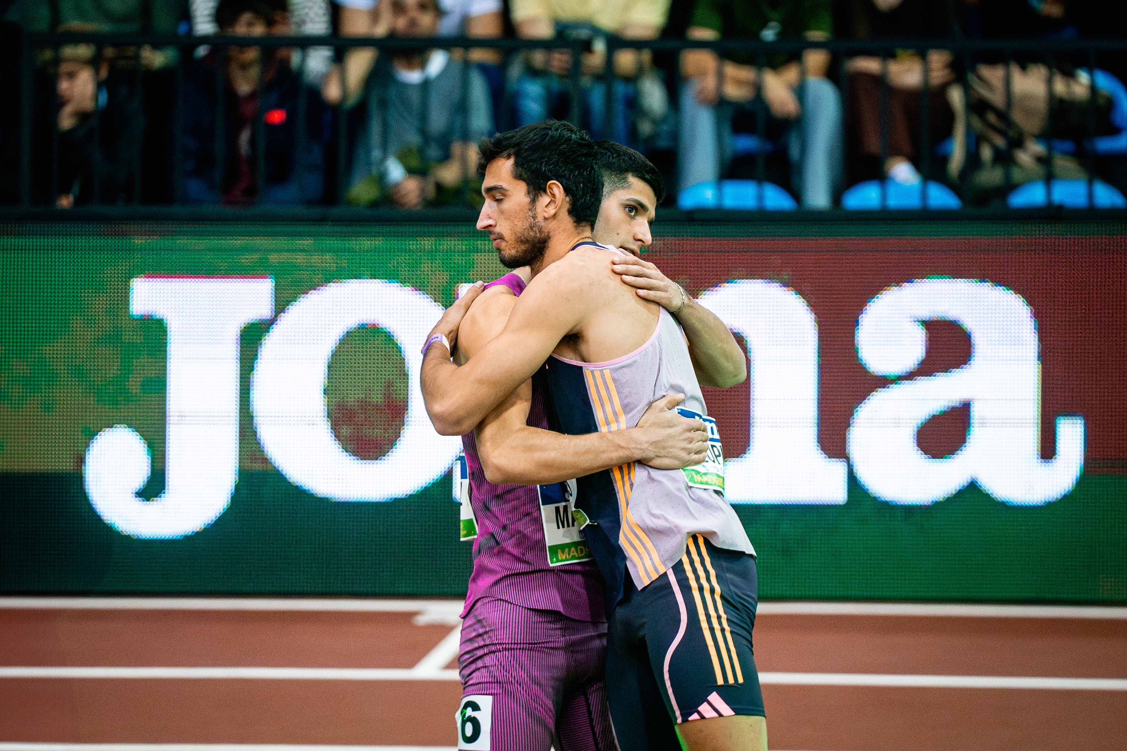 Asier Martínez y Quique Llopis se abrazan después de la final de los 60 metros vallas del World Indoor Tour de Madrid 2025. @samshutter 