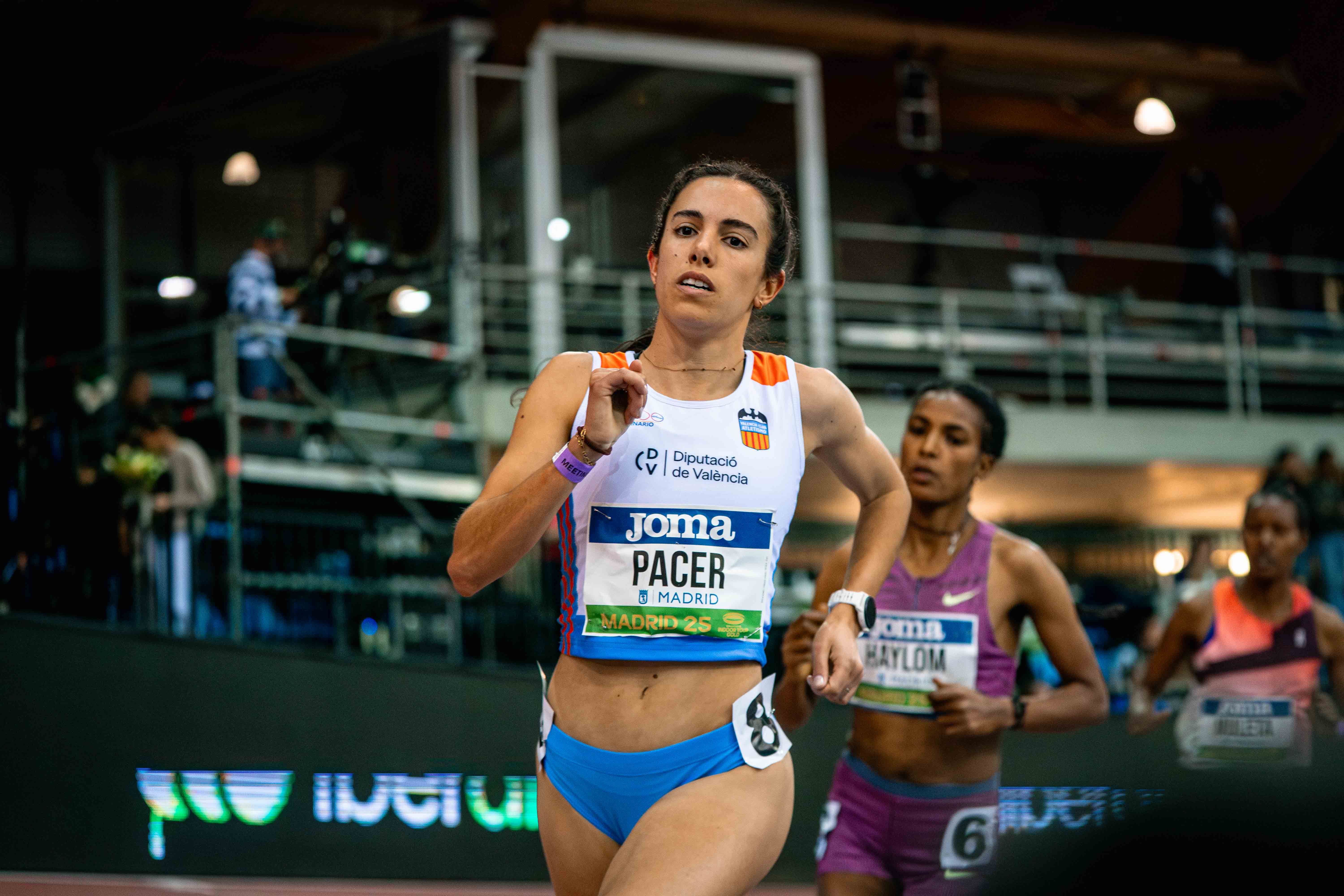 Rosalía Tárraga haciendo las labores de liebre en los 3000 metros del World Indoor Tour de Madrid 2025. @samshutter 