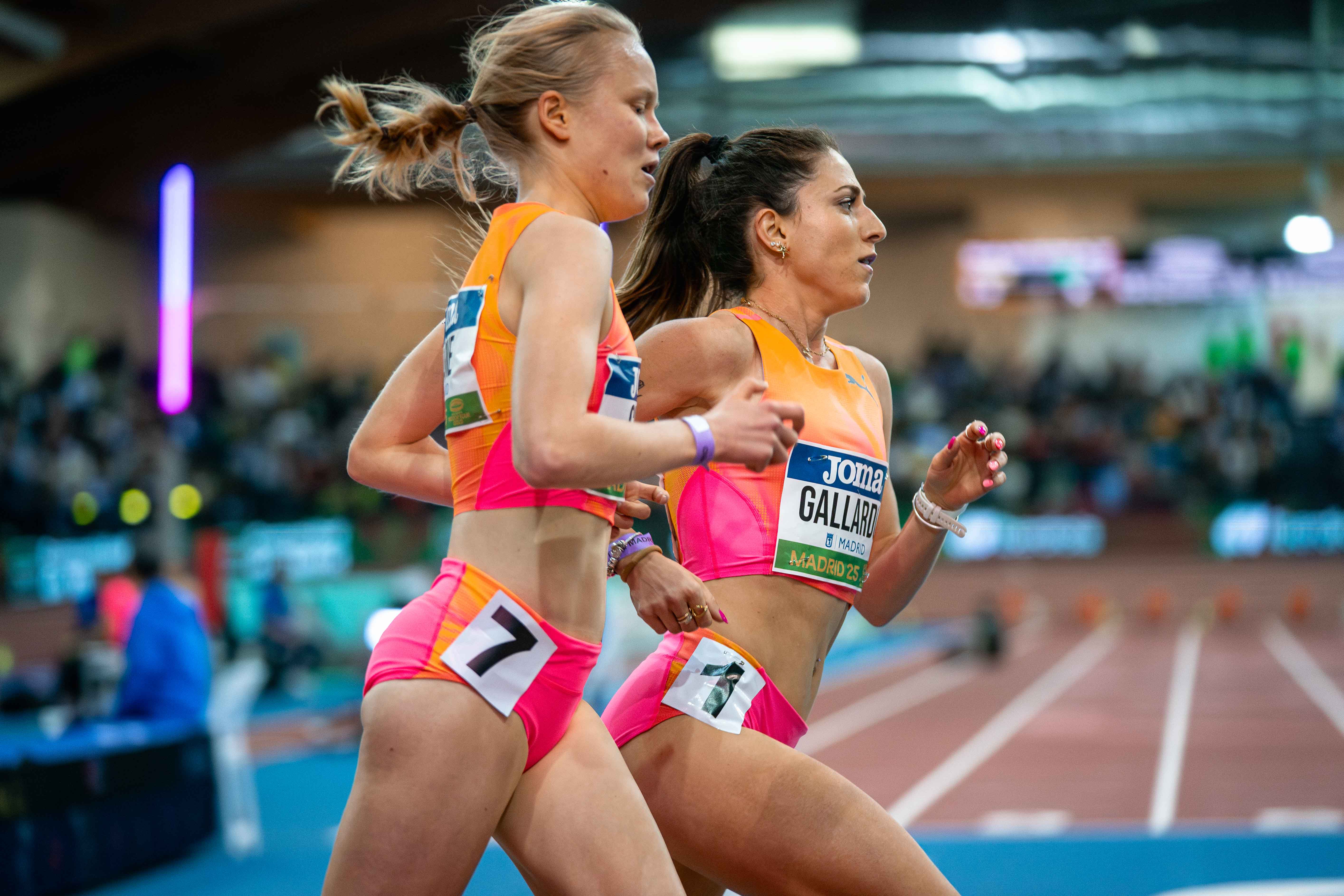 Carla Gallardo y Agate Caune en los 3000 metros del World Indoor Tour de Madrid 2025. @samshutter 