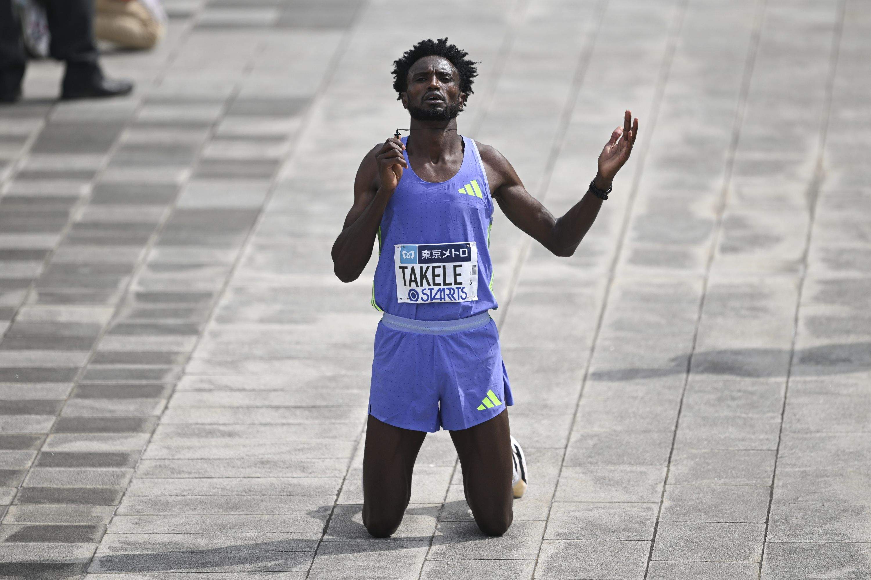 Tadese Takele celebrando su victoria en el primer major de la temporada.