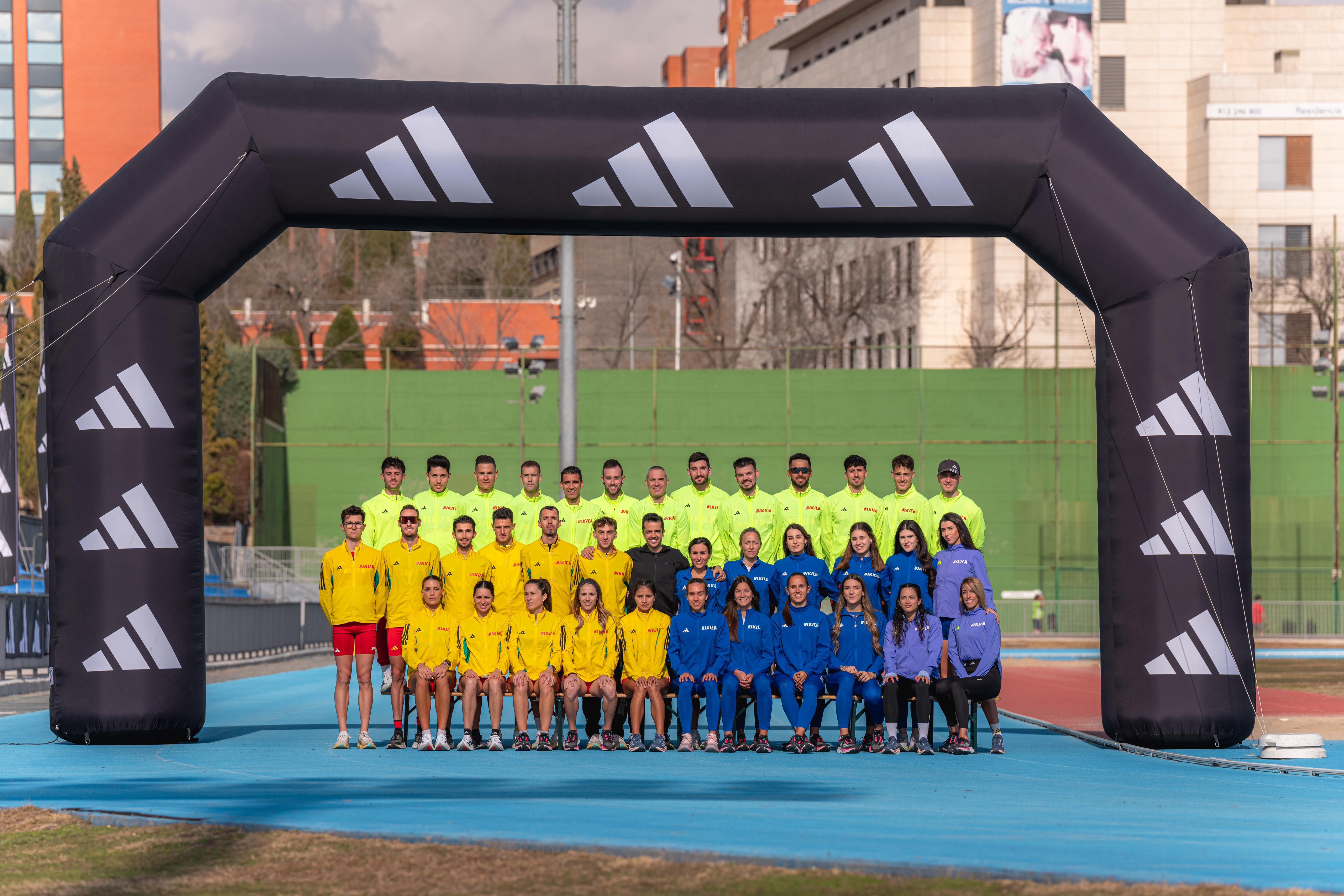 El Club Bikila al completo posando en su foto oficial de la temporada 2025. VSMPHOTOEVENTS
