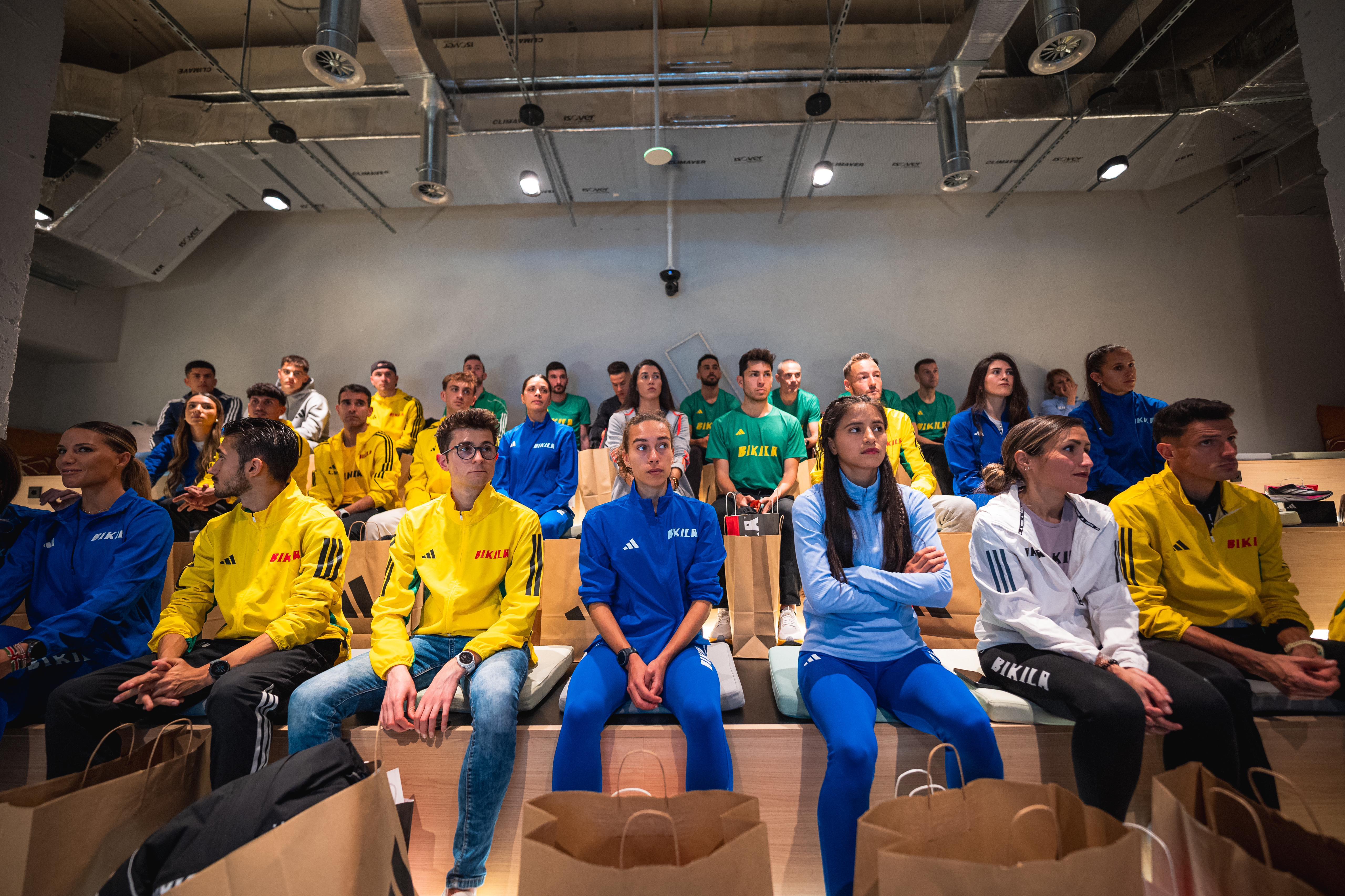 Los componentes del Club Bikila atentos a las explicaciones de los expertos de adidas. VSMPHOTOEVENTS