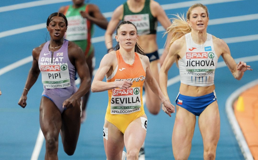 Paula Sevilla venciendo brillantemente su serie en lso 400 metros de Apeldoorn 2025. SPORTMEDIA.