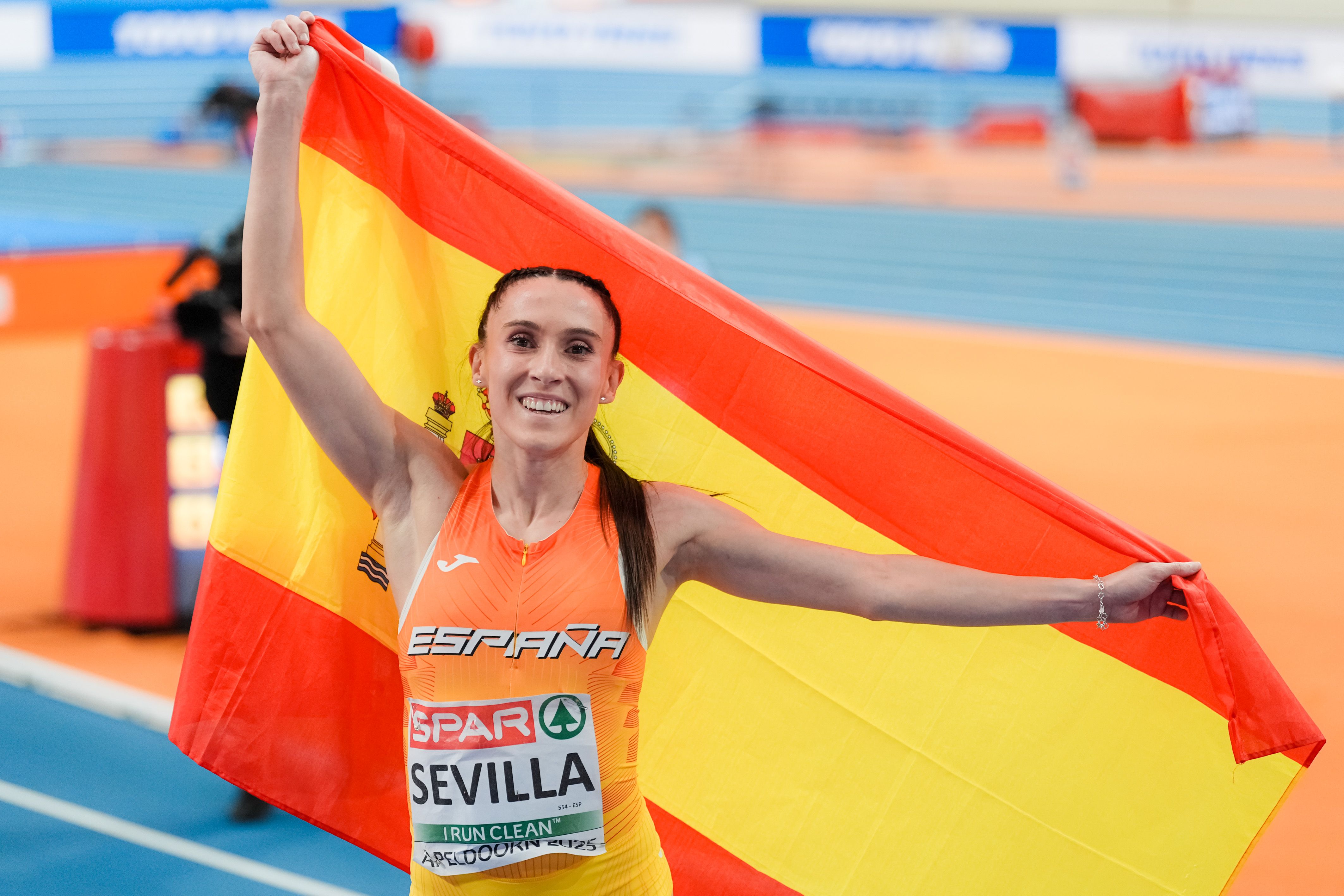Paula Sevilla después de lograr el bronce en en Apeldoorn 2025. SPORTMEDIA.