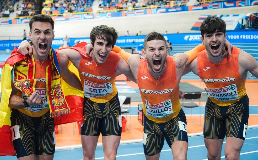 De izquierda a derecha, Manu Guijarro, Bernat Erta, Óscar Husillos y Markel Fernández, plata en los 4x400 metros del Europeo en pista cubierta de Apeldoorn 2025. SPORTMEDIA.