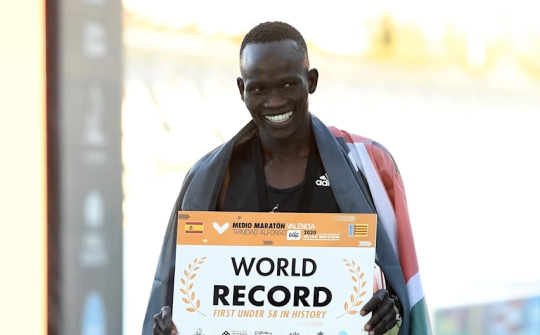 Kibiwott Kandie después de batir el récord del mundo de medio maratón en Valencia en 2020. OLYMPICS.
