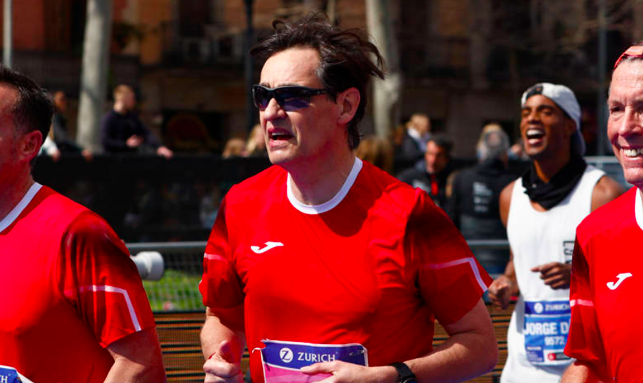 Salvador Illa en la meta del Maratón de Barcelona 2025. EFE