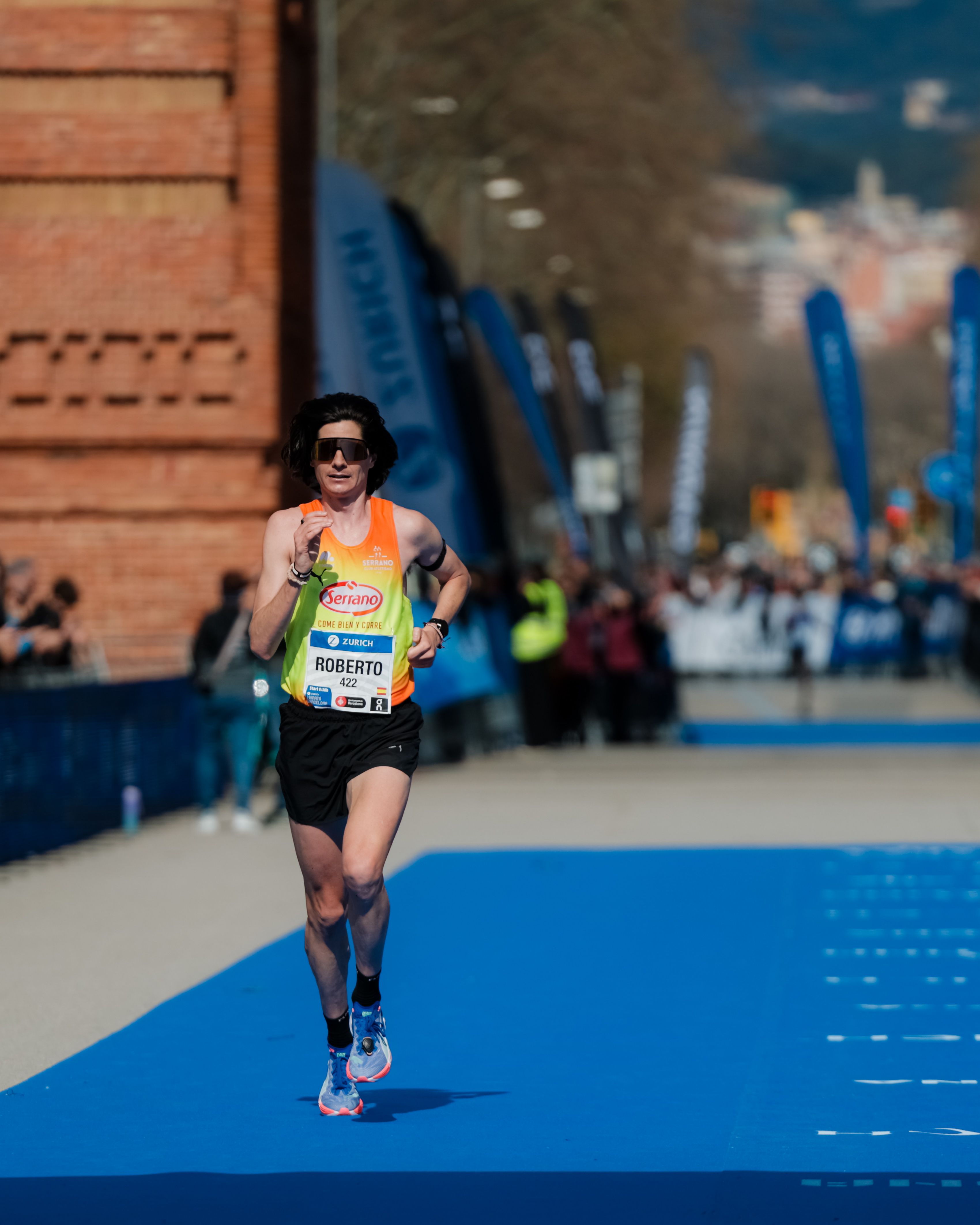 Rober Alaiz nada más cruzar el Arco del Triunfo, a punto de alcanzar la meta del Zurich Maratón de Barcelona. SPORTMEDIA