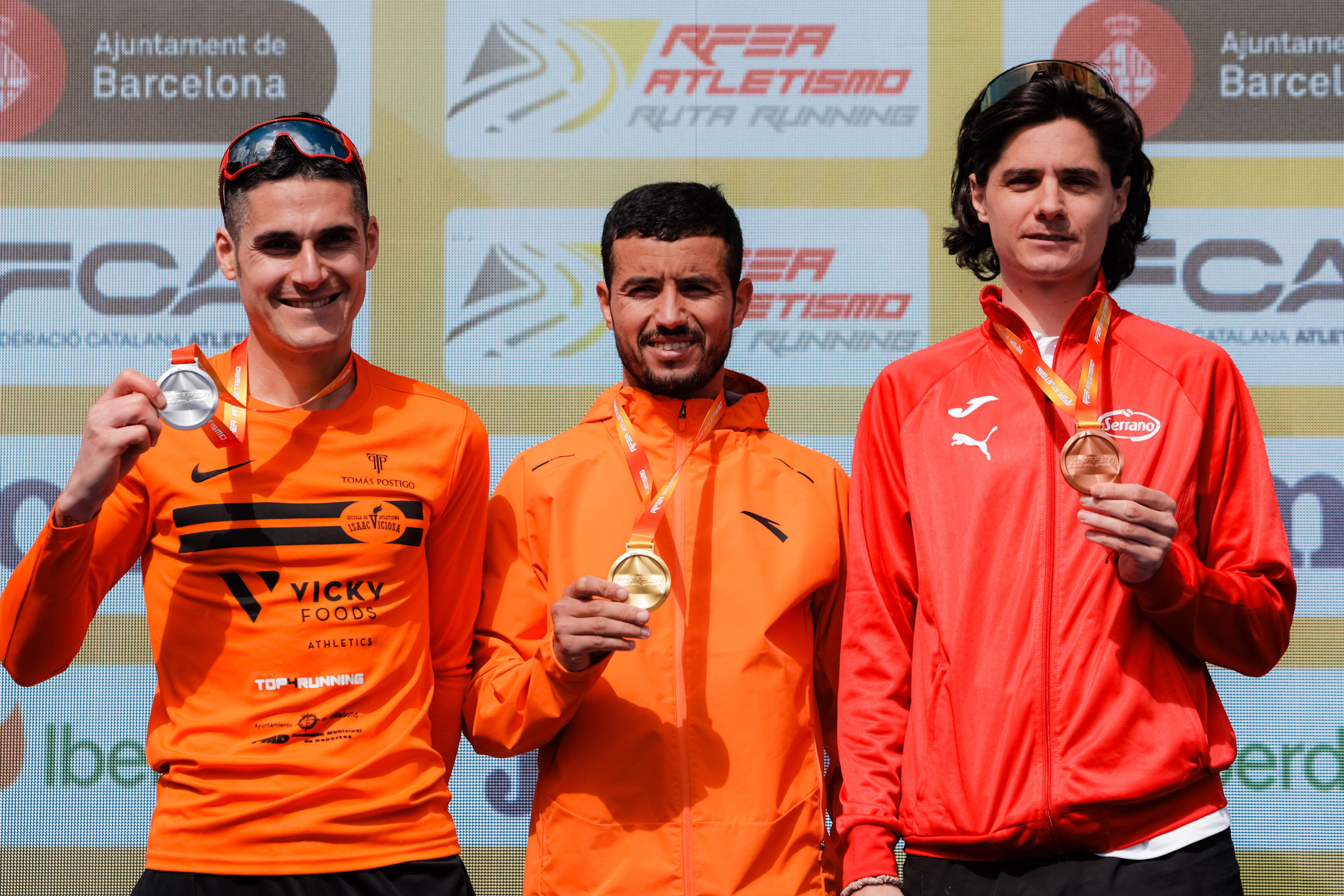 Rober Alaiz (derecha), junto a Jesús Olmos (izquierda) y Hamid Ben (centro), en el podio del Campeonato de España de Maratón. SPORTMEDIA