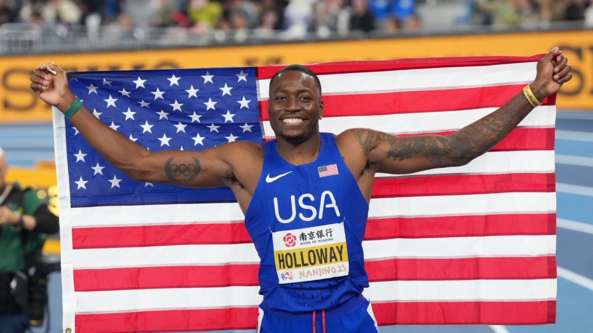 Grant Holloway después de proclamarse campeón del mundo de 60 metros vallas por tercera vez. USATF.