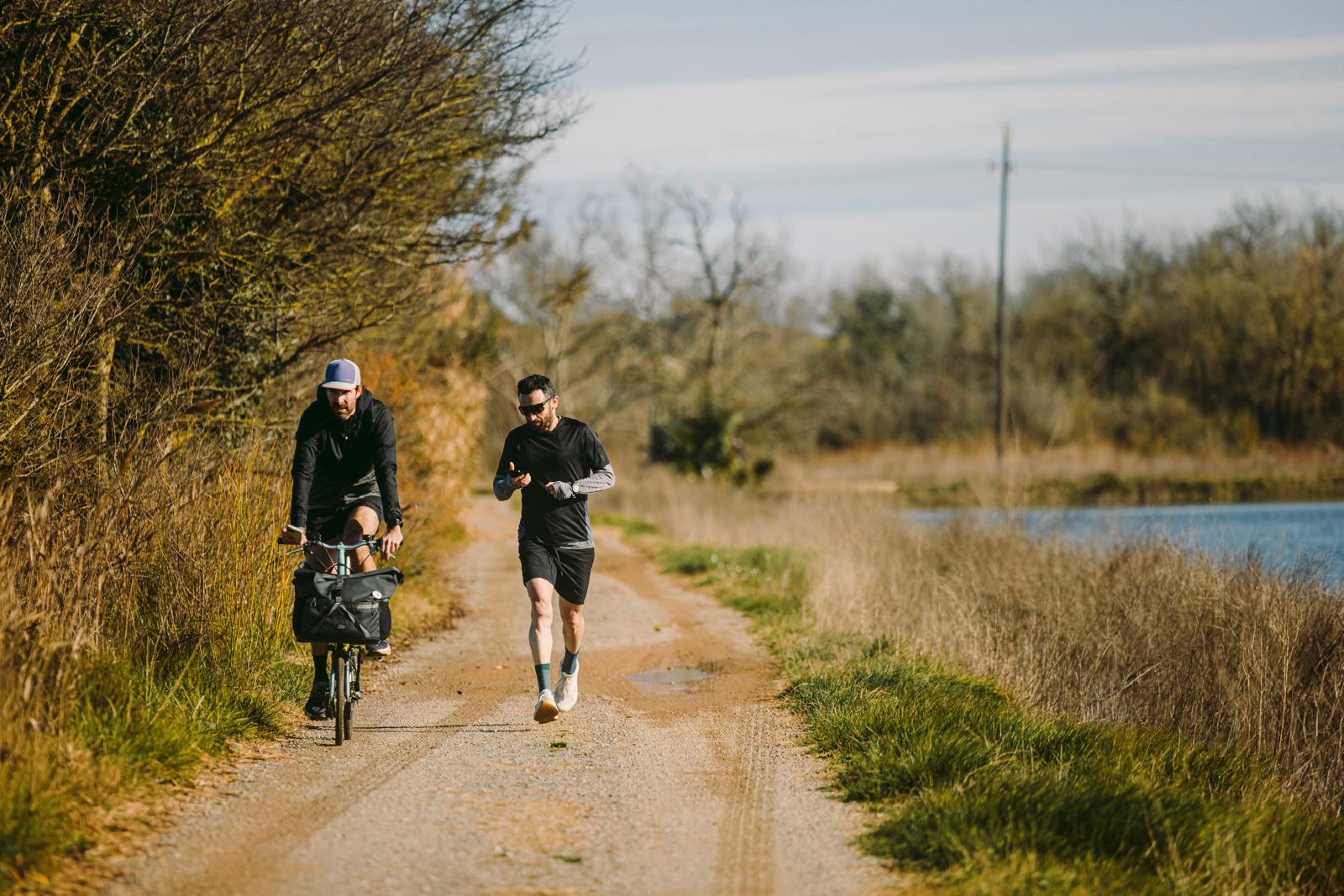 Marcel Batlle (en bici) y Raúl Fernández, fundadores de Pigeons Solutions y creadores de MadLoop. BRAZO DE HIERRO