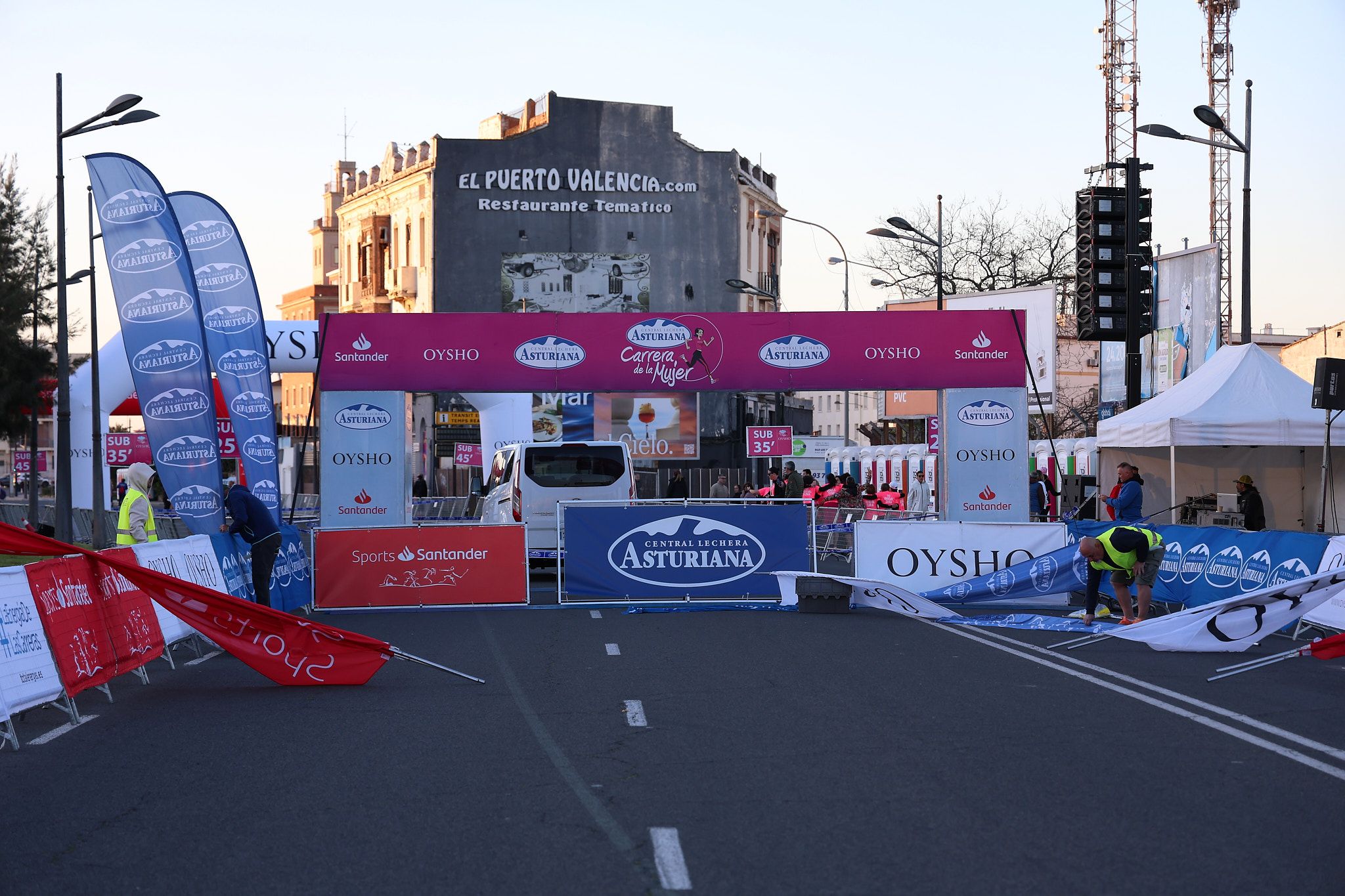 Las mejores fotos de la Carrera de la Mujer Central Lechera Asturiana de Valencia 2025. 1
