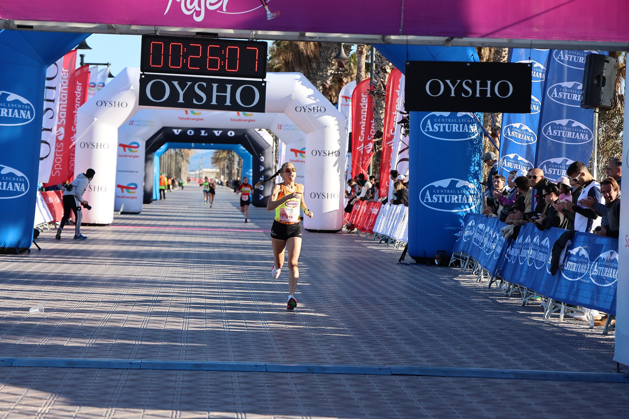 Las mejores fotos de la Carrera de la Mujer Central Lechera Asturiana de Valencia 2025. 254