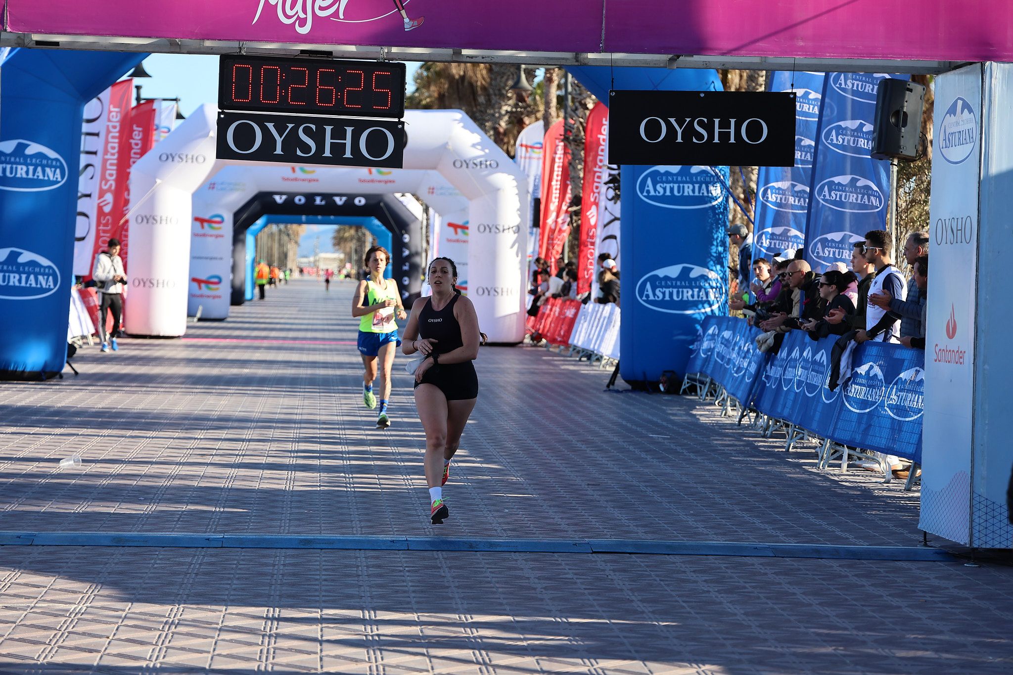 Las mejores fotos de la Carrera de la Mujer Central Lechera Asturiana de Valencia 2025. 262