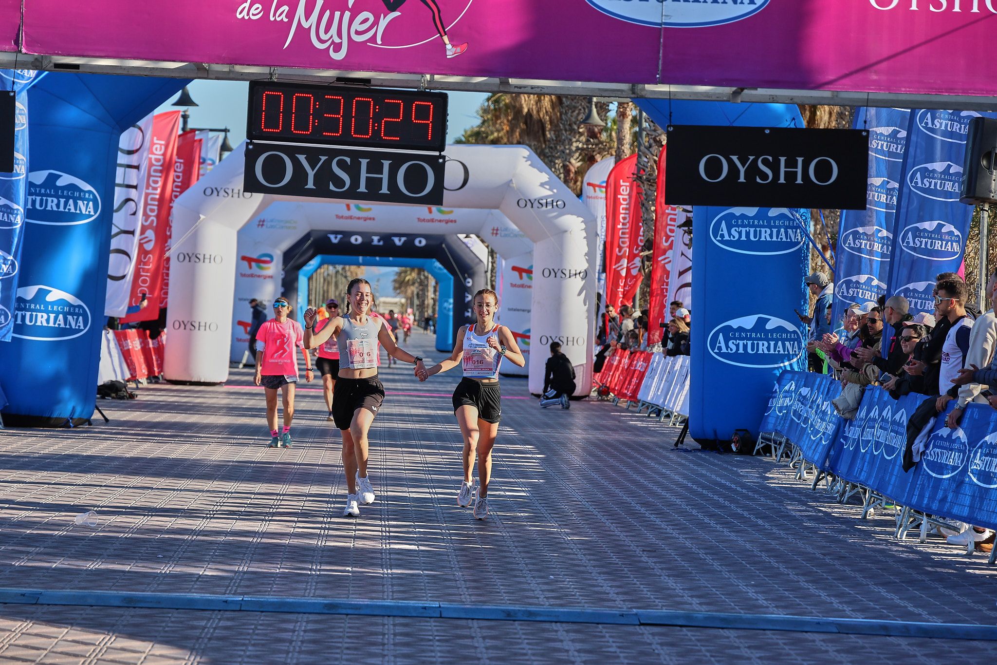 Las mejores fotos de la Carrera de la Mujer Central Lechera Asturiana de Valencia 2025. 304