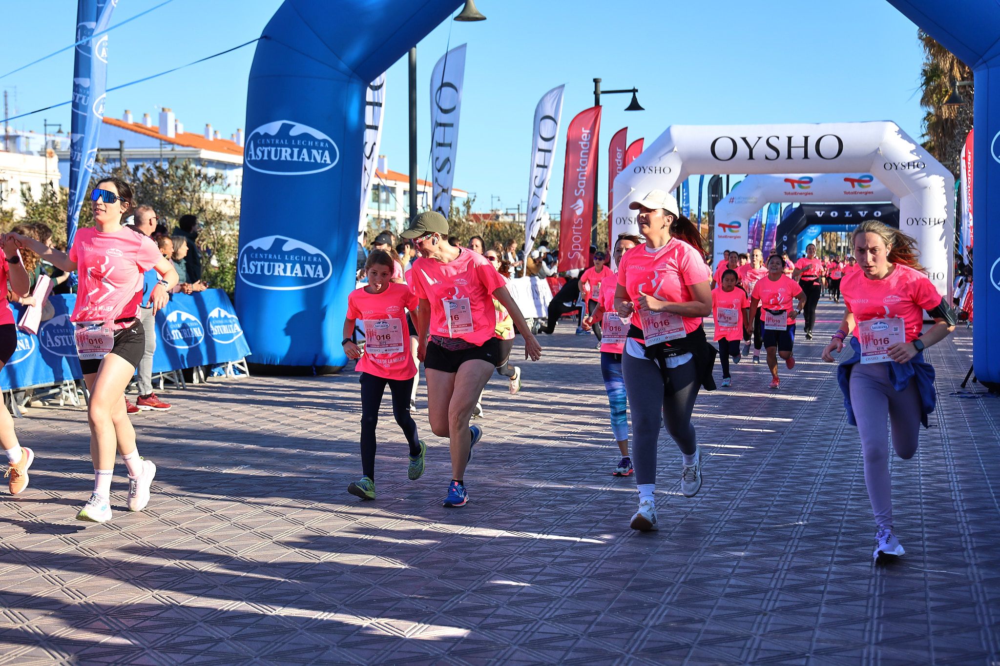 Las mejores fotos de la Carrera de la Mujer Central Lechera Asturiana de Valencia 2025. 813