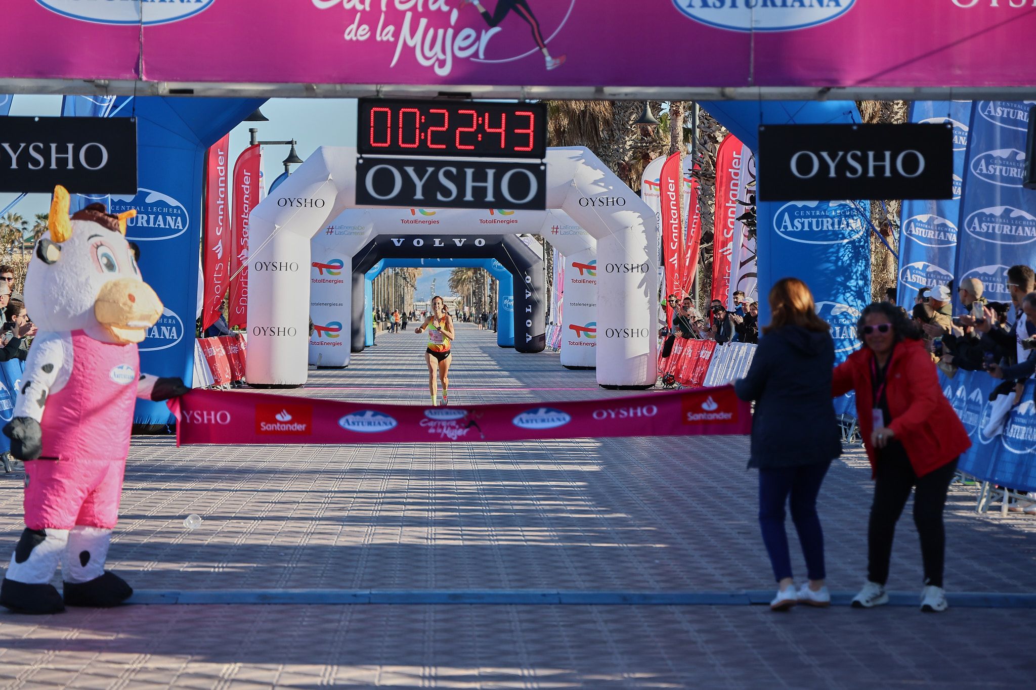 Las mejores fotos de la Carrera de la Mujer Central Lechera Asturiana de Valencia 2025. 100