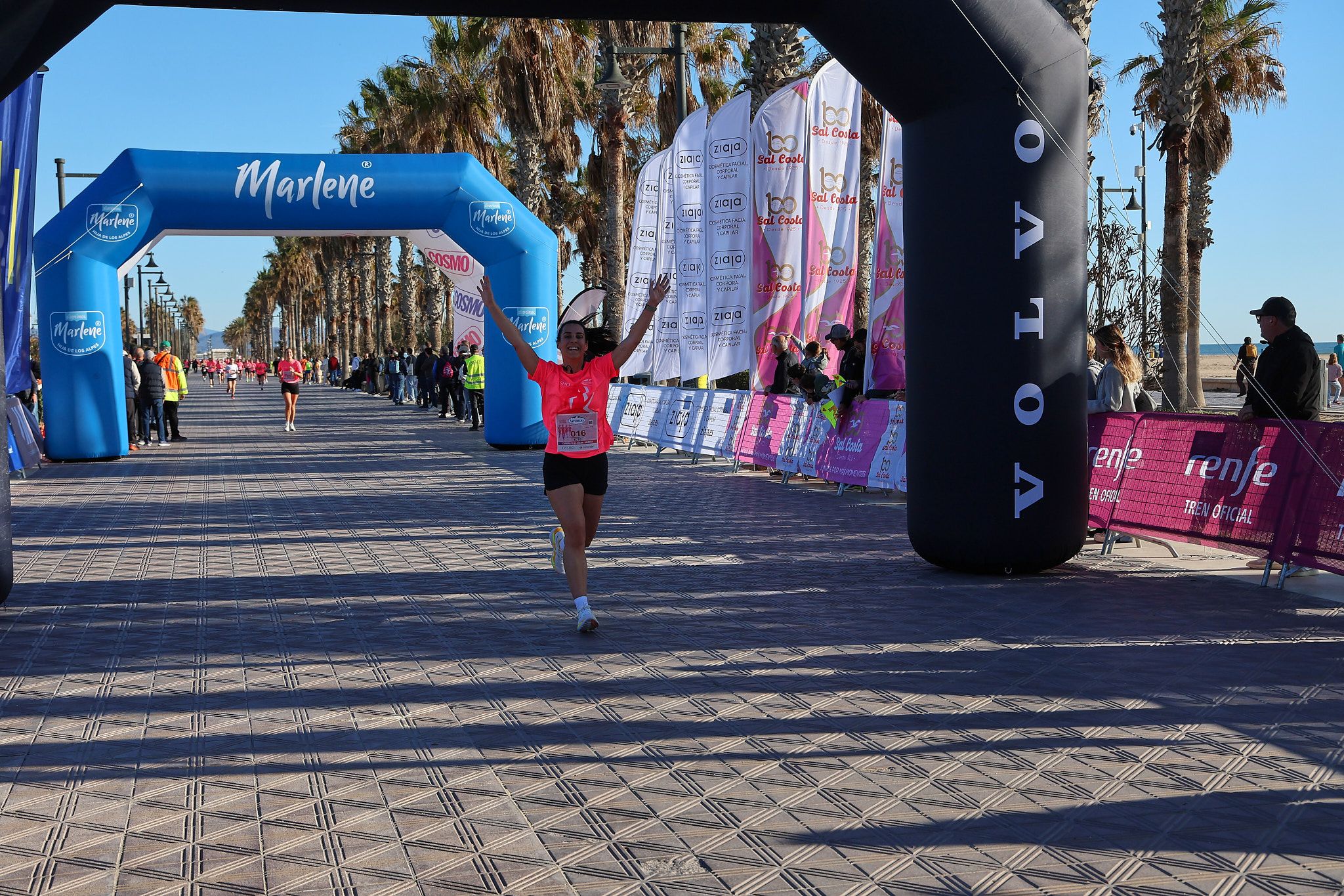 Las mejores fotos de la Carrera de la Mujer Central Lechera Asturiana de Valencia 2025. 366