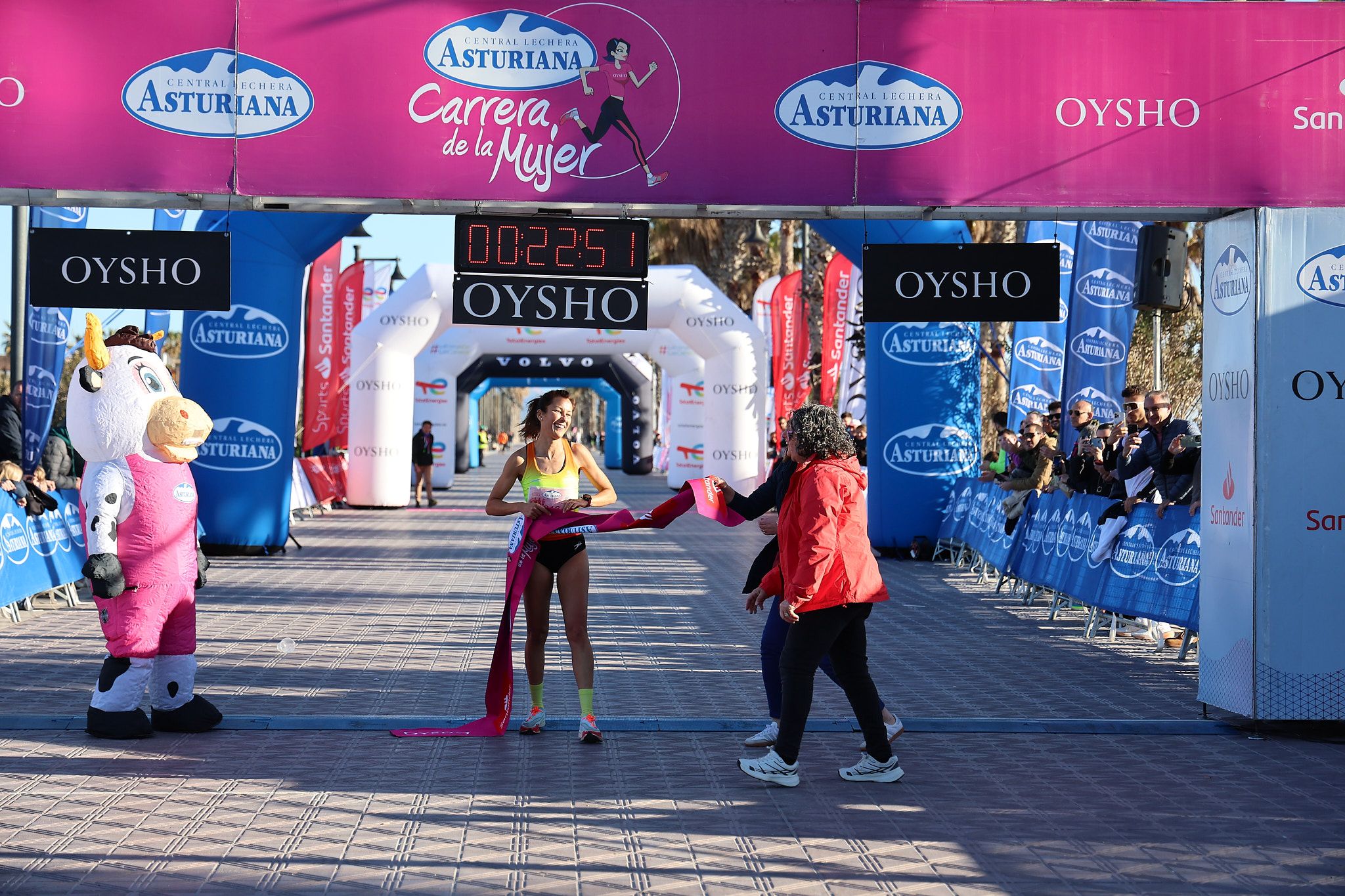 Las mejores fotos de la Carrera de la Mujer Central Lechera Asturiana de Valencia 2025. 120