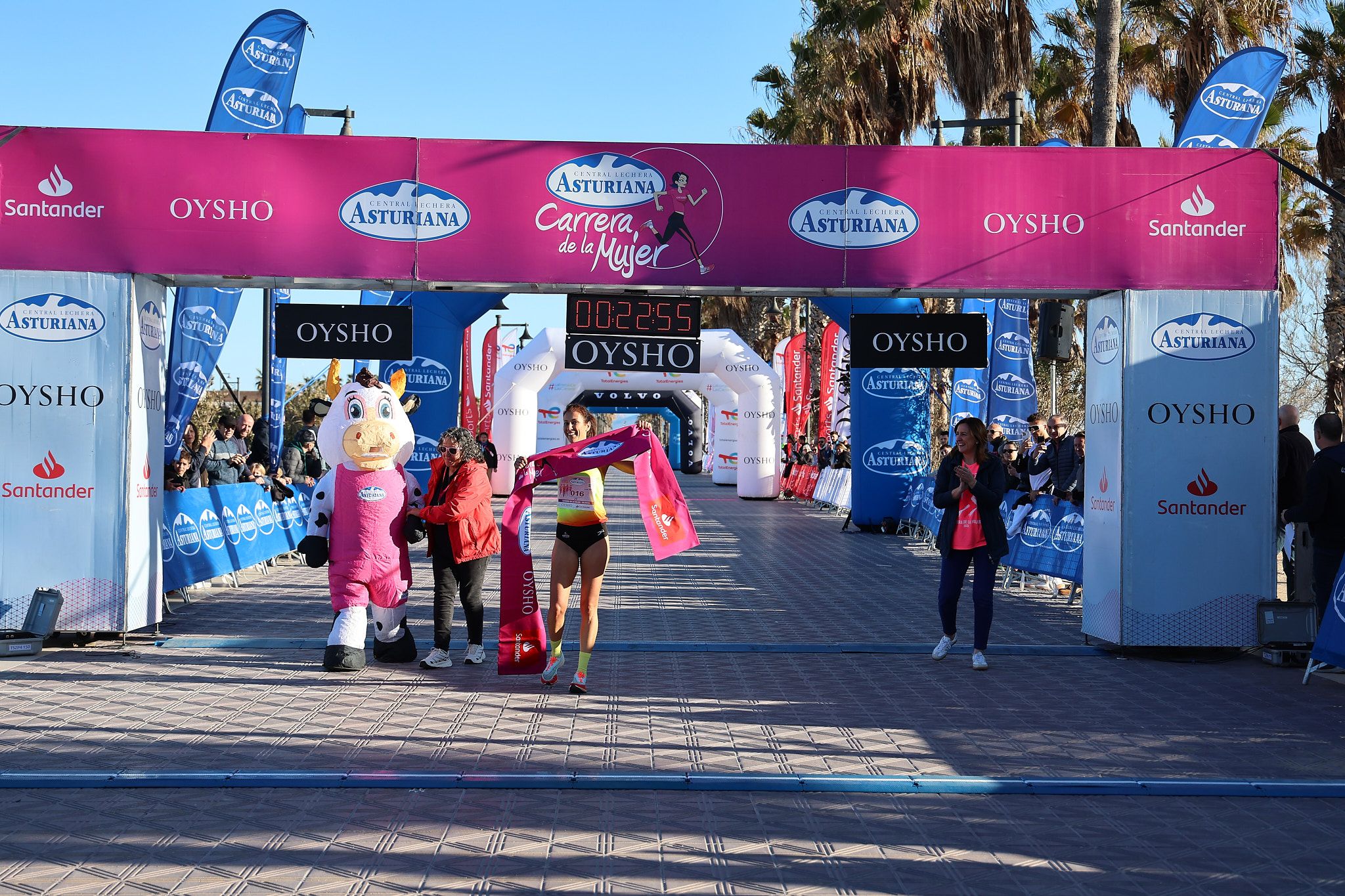 Las mejores fotos de la Carrera de la Mujer Central Lechera Asturiana de Valencia 2025. 124