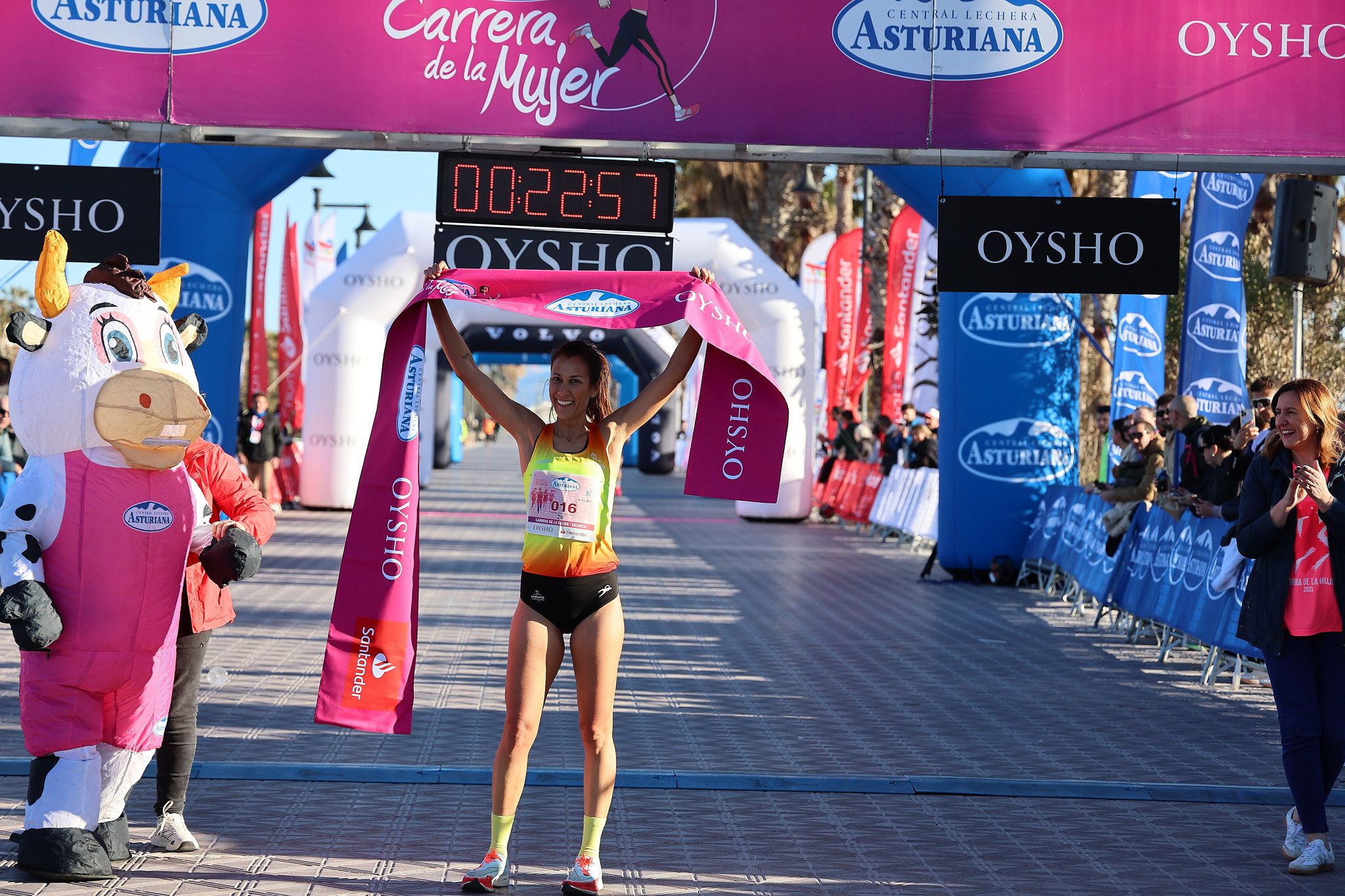 Las mejores fotos de la Carrera de la Mujer Central Lechera Asturiana de Valencia 2025. 130