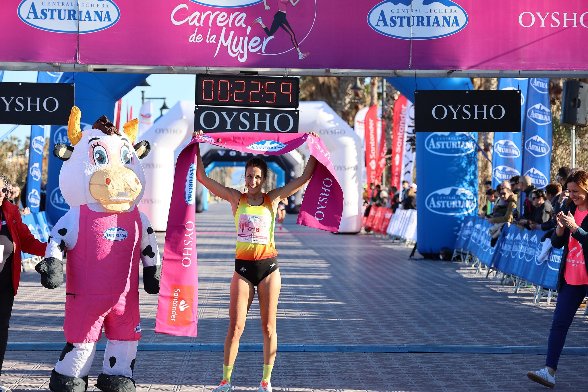 Las mejores fotos de la Carrera de la Mujer Central Lechera Asturiana de Valencia 2025. 133