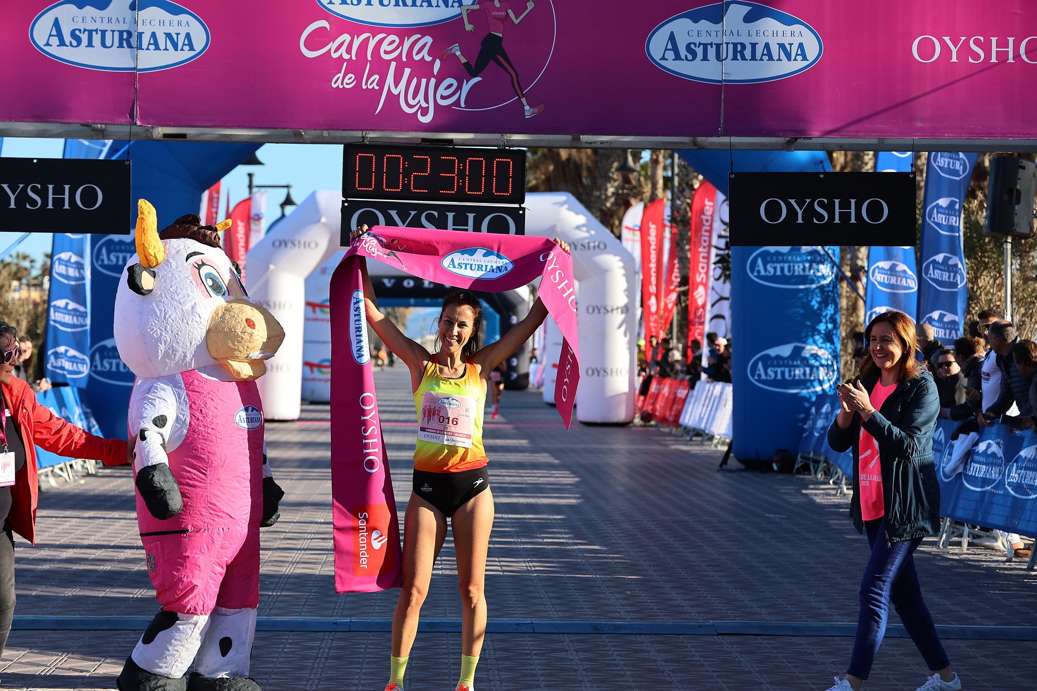 Las mejores fotos de la Carrera de la Mujer Central Lechera Asturiana de Valencia 2025. 138