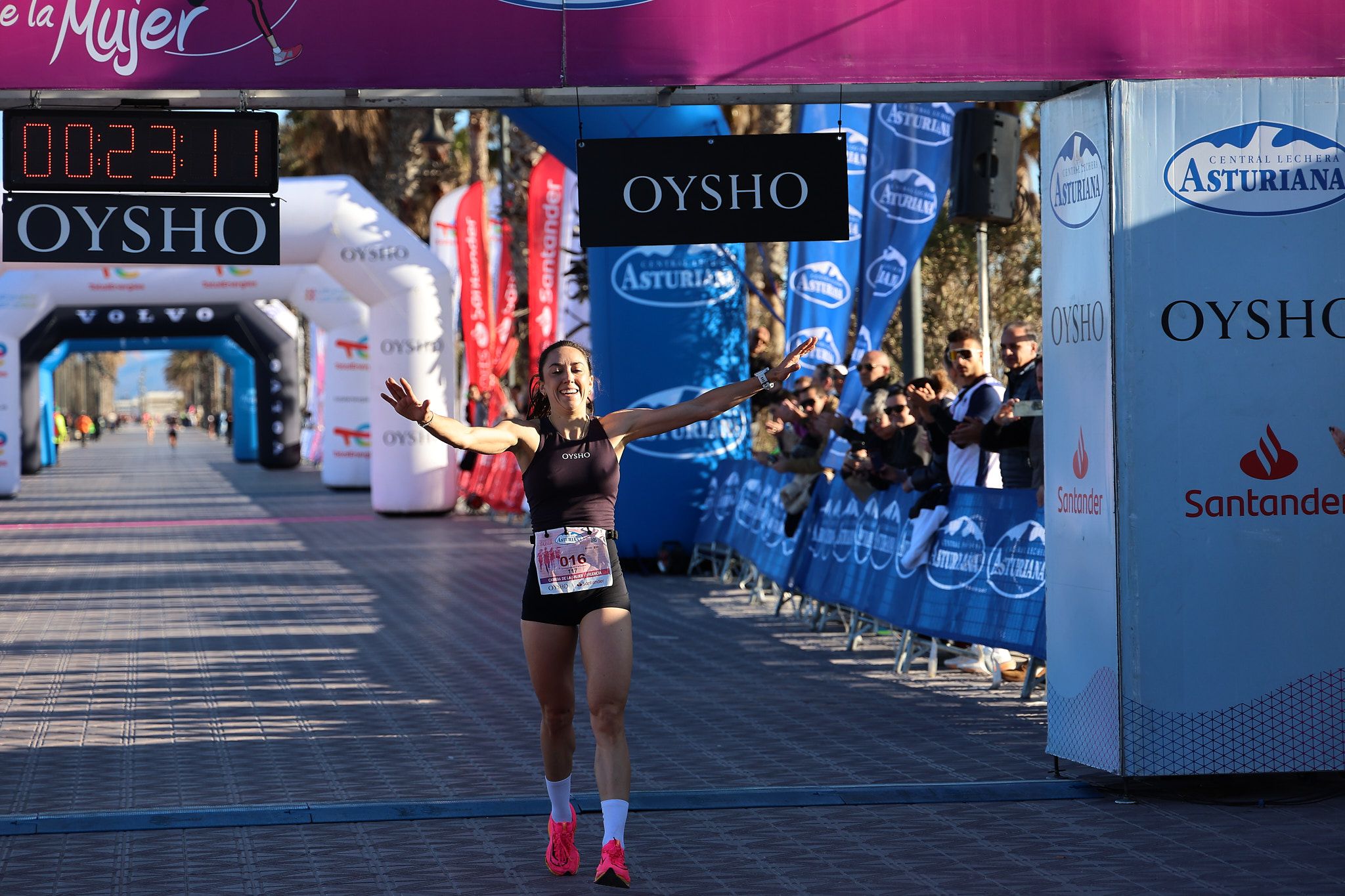 Las mejores fotos de la Carrera de la Mujer Central Lechera Asturiana de Valencia 2025. 147
