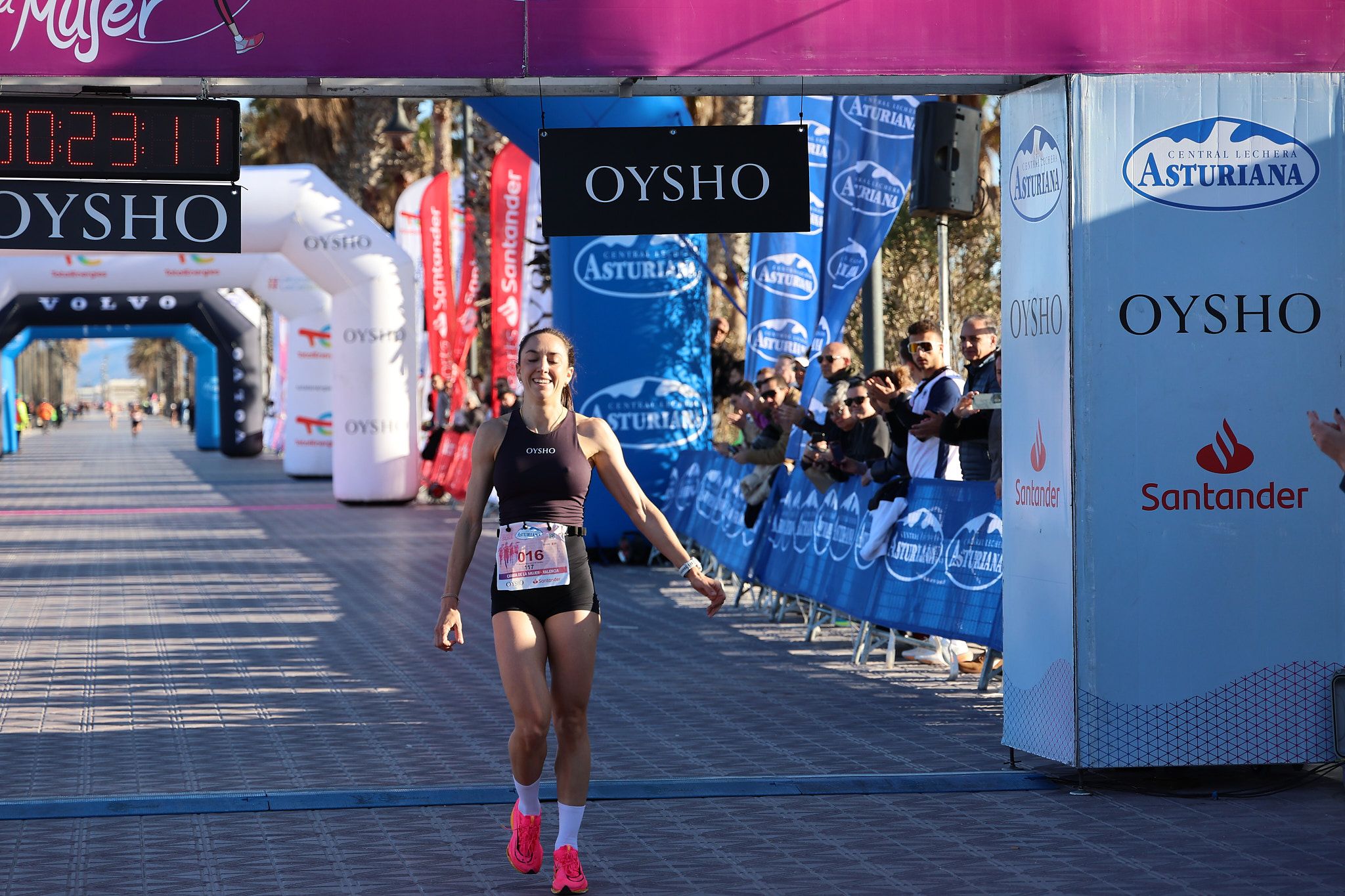 Las mejores fotos de la Carrera de la Mujer Central Lechera Asturiana de Valencia 2025. 148
