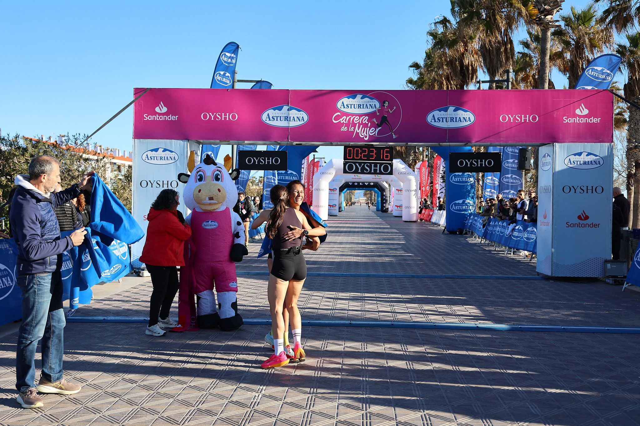 Las mejores fotos de la Carrera de la Mujer Central Lechera Asturiana de Valencia 2025. 156