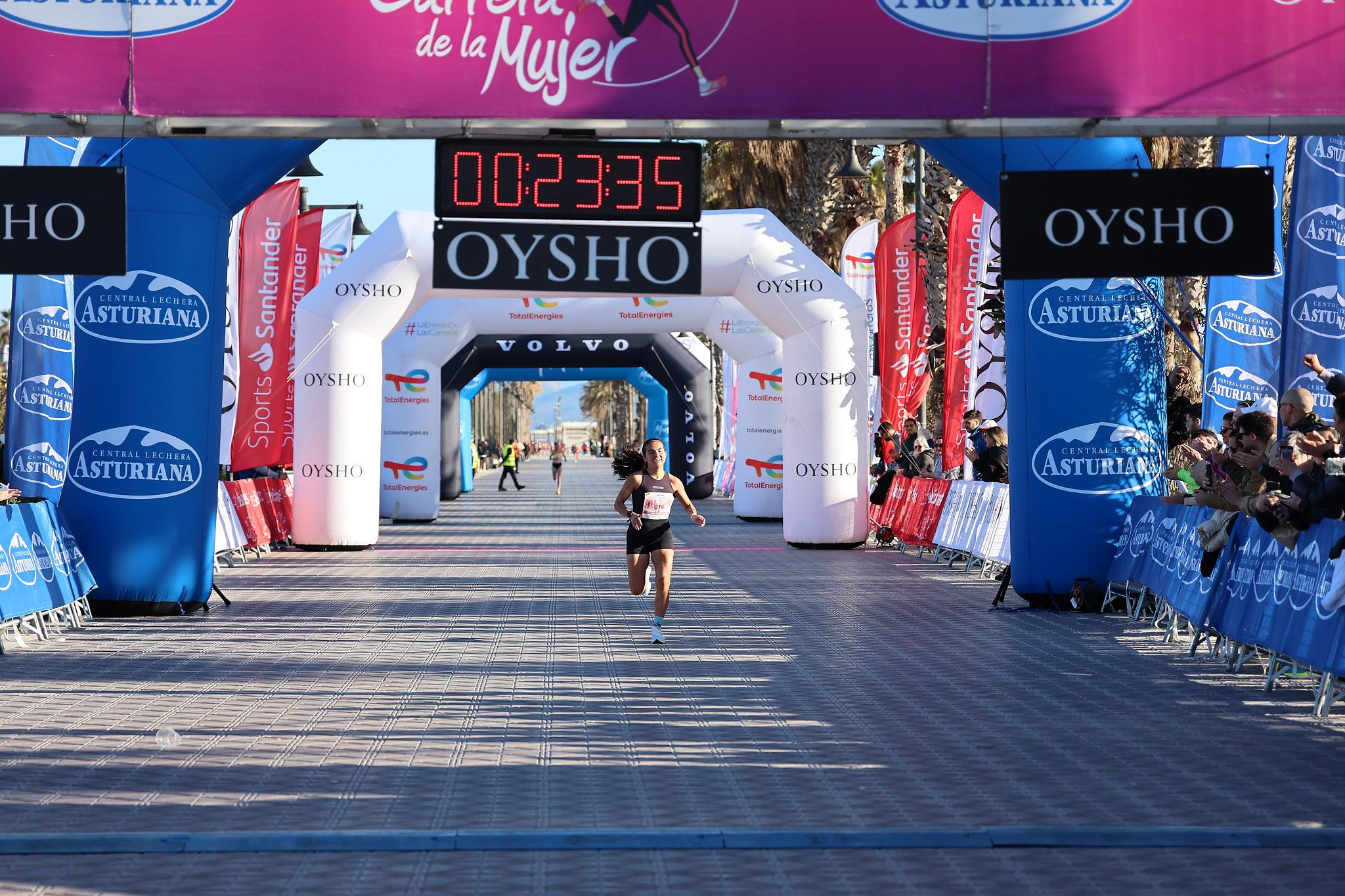 Las mejores fotos de la Carrera de la Mujer Central Lechera Asturiana de Valencia 2025. 160