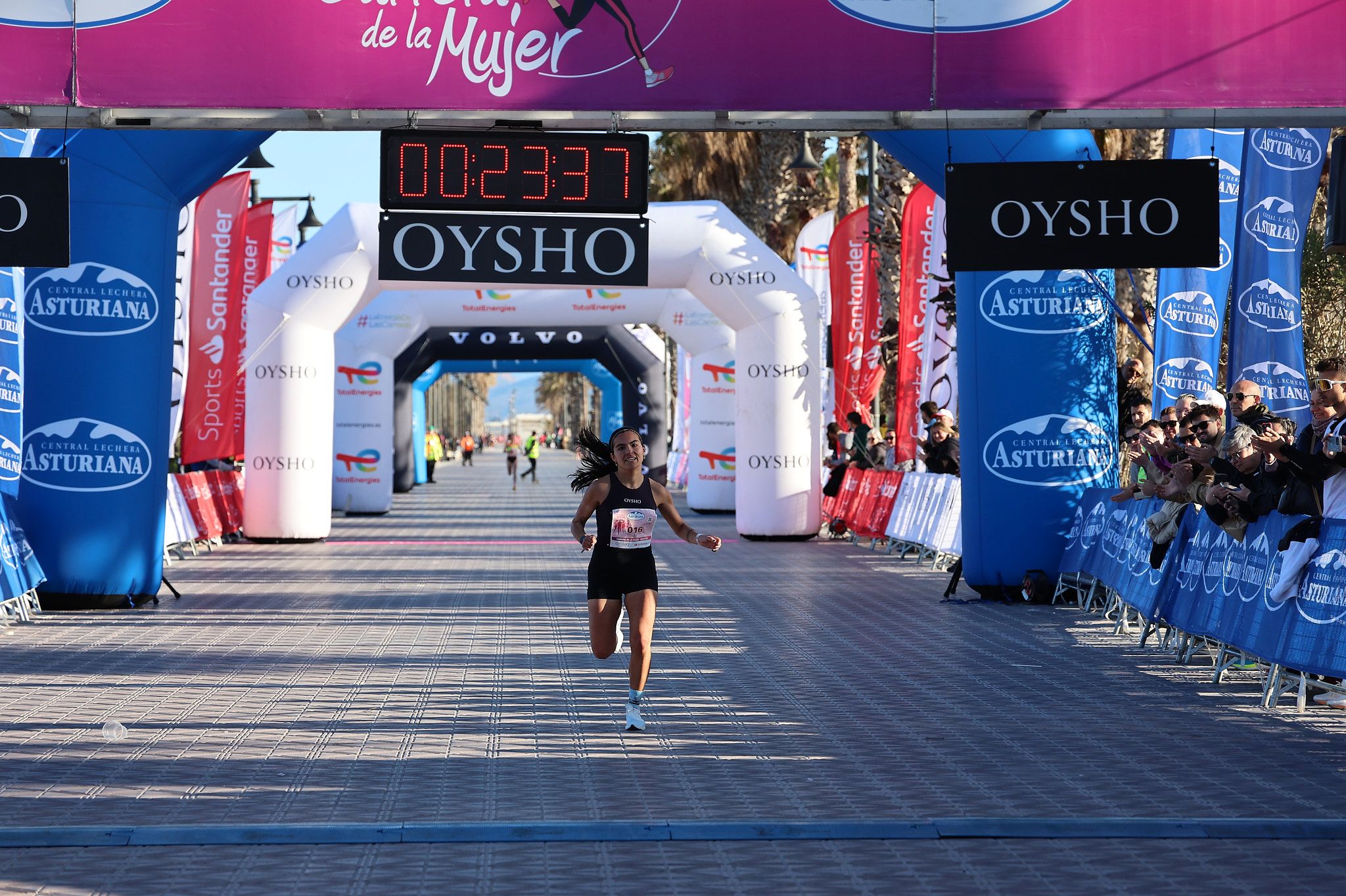 Las mejores fotos de la Carrera de la Mujer Central Lechera Asturiana de Valencia 2025. 162