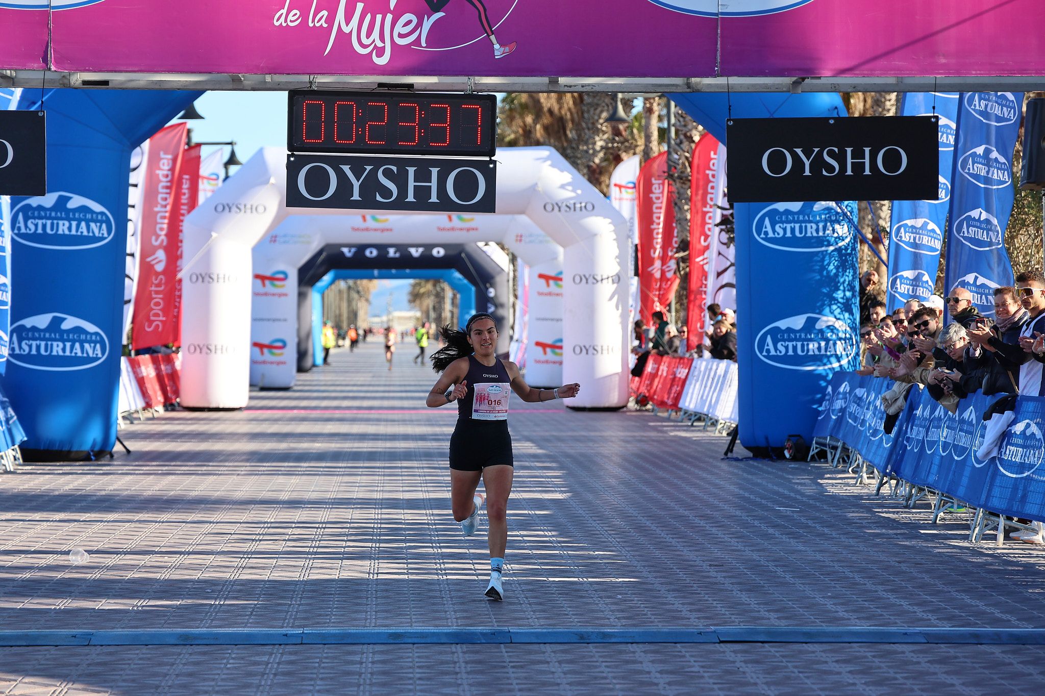 Las mejores fotos de la Carrera de la Mujer Central Lechera Asturiana de Valencia 2025. 163