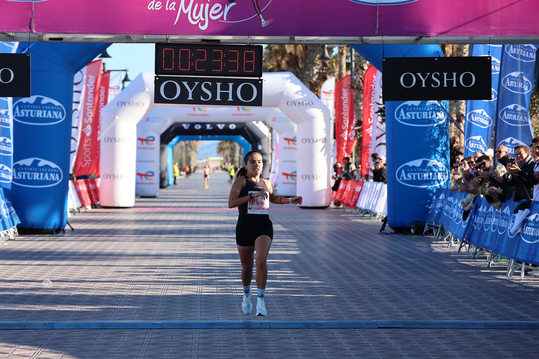 Las mejores fotos de la Carrera de la Mujer Central Lechera Asturiana de Valencia 2025. 164