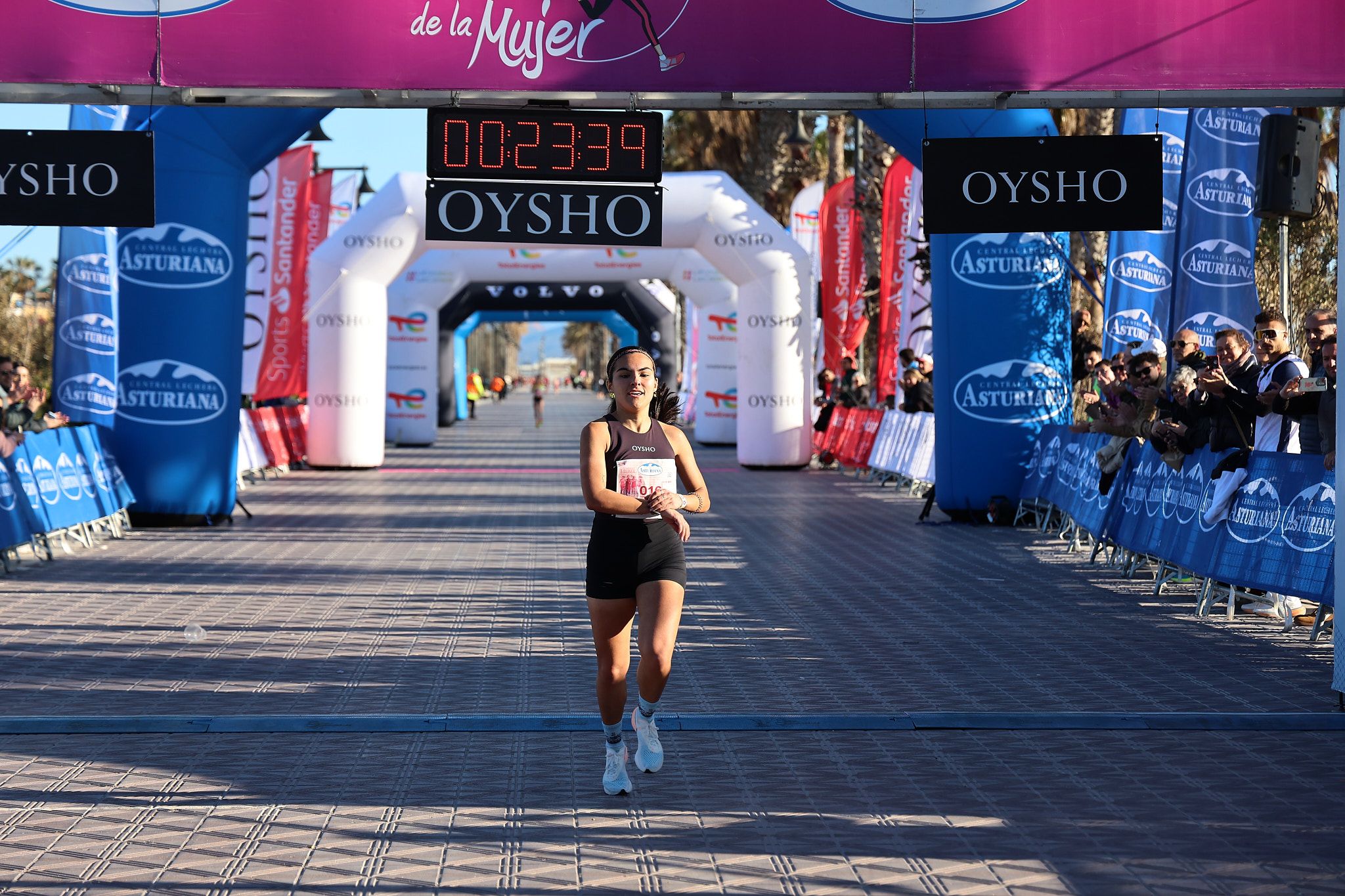 Las mejores fotos de la Carrera de la Mujer Central Lechera Asturiana de Valencia 2025. 166