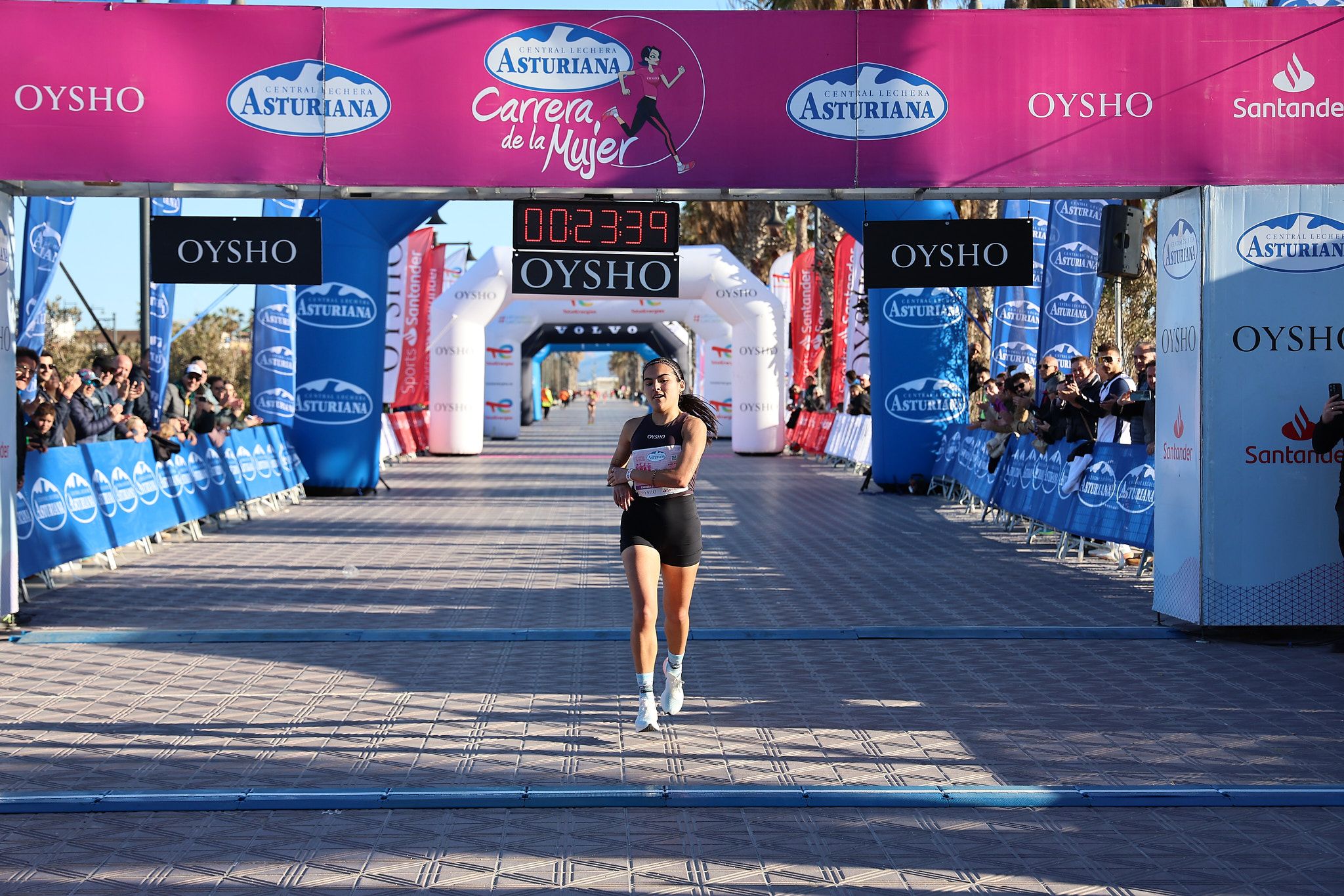 Las mejores fotos de la Carrera de la Mujer Central Lechera Asturiana de Valencia 2025. 167