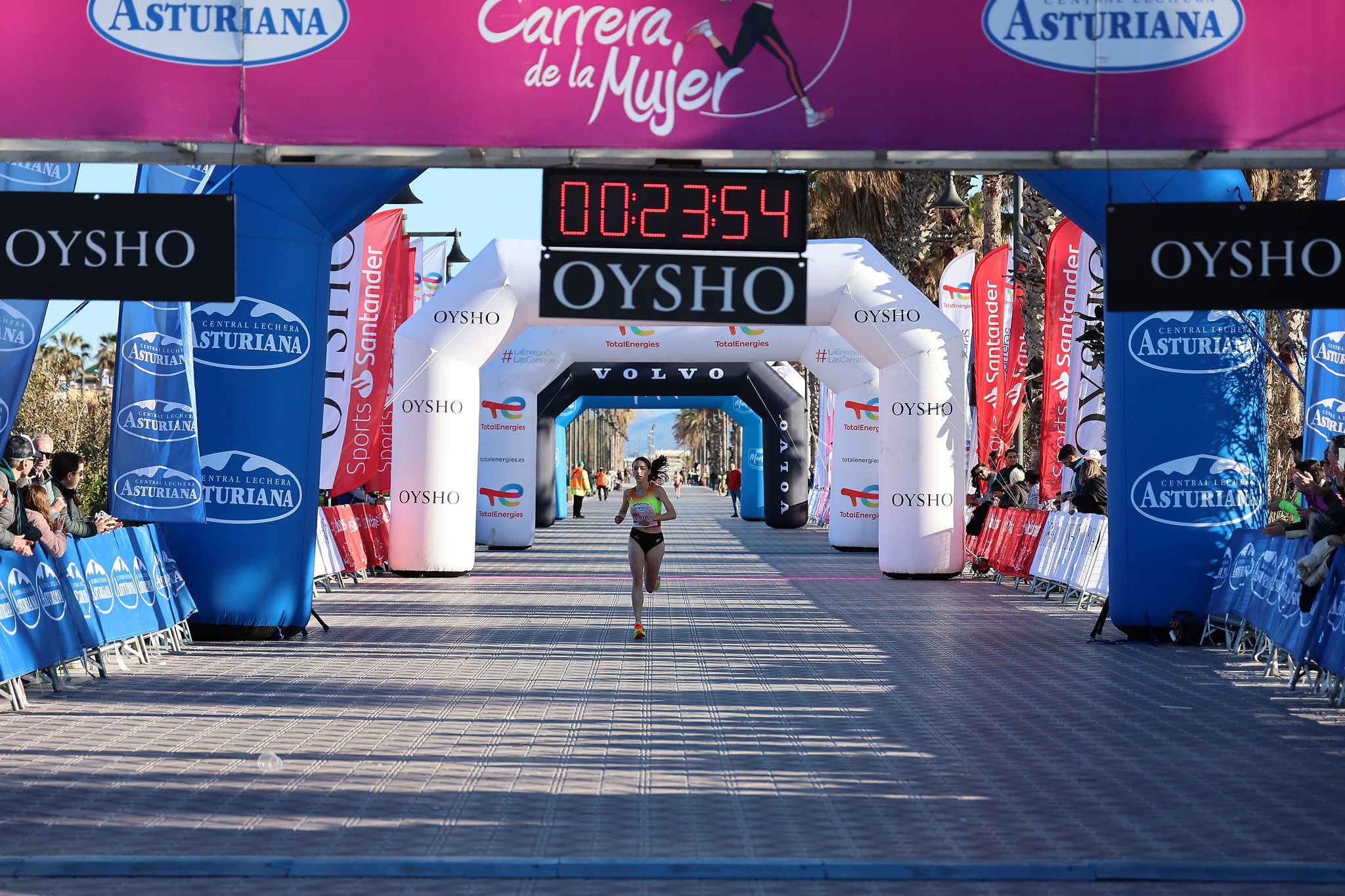 Las mejores fotos de la Carrera de la Mujer Central Lechera Asturiana de Valencia 2025. 172