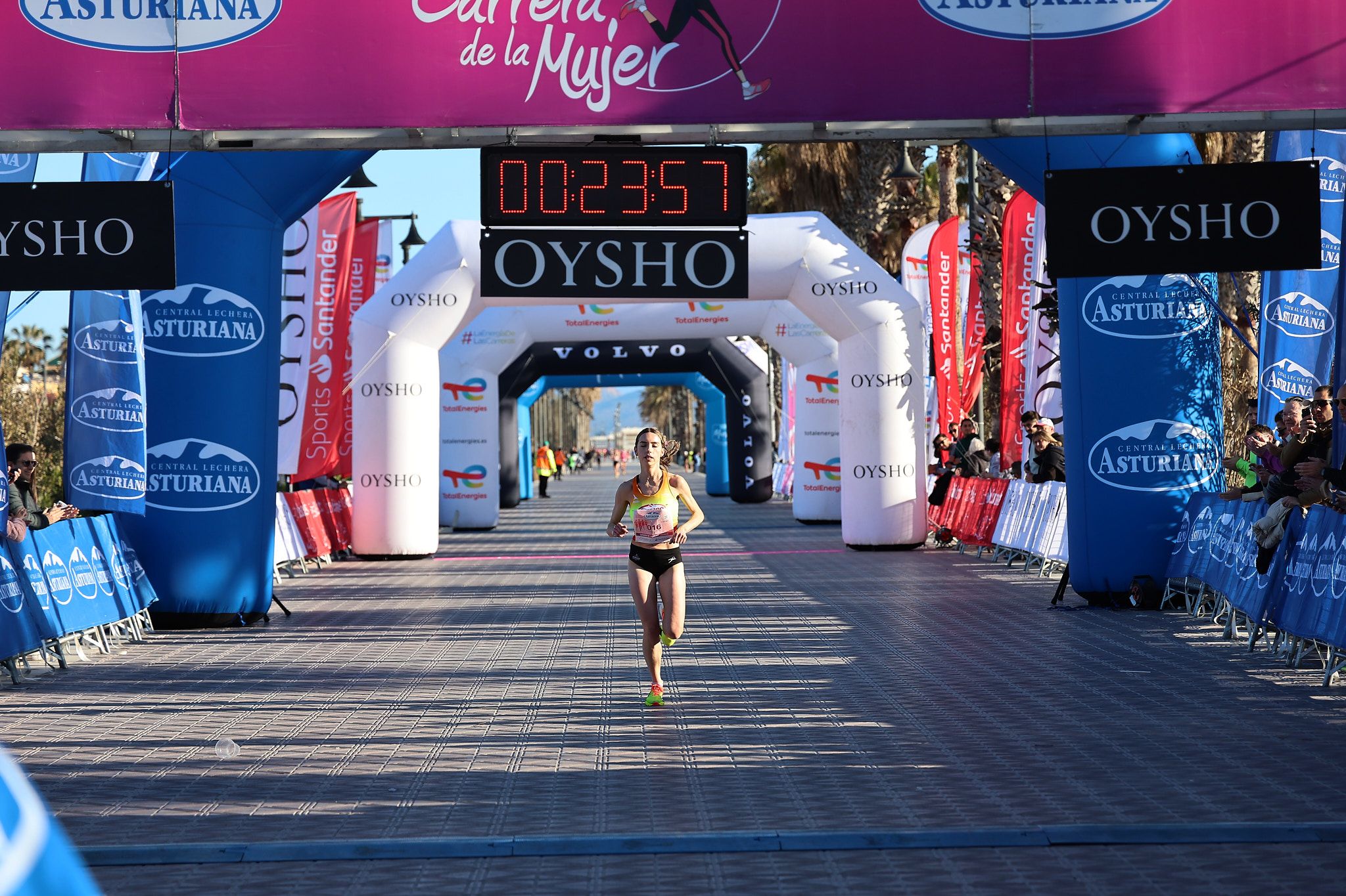 Las mejores fotos de la Carrera de la Mujer Central Lechera Asturiana de Valencia 2025. 175
