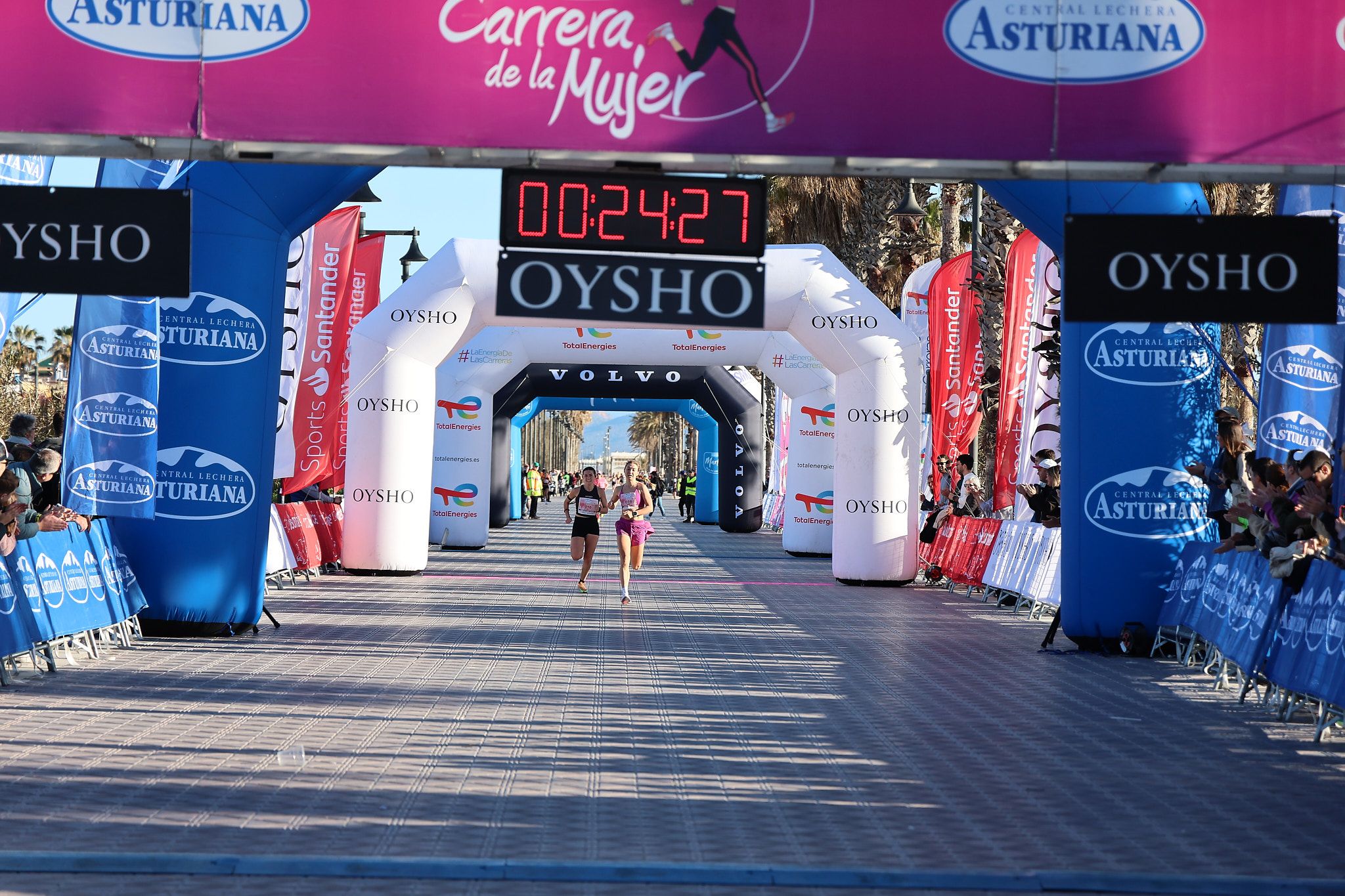 Las mejores fotos de la Carrera de la Mujer Central Lechera Asturiana de Valencia 2025. 186